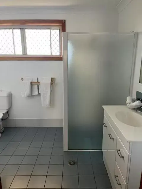 Bathroom in Forster Palms Motel
