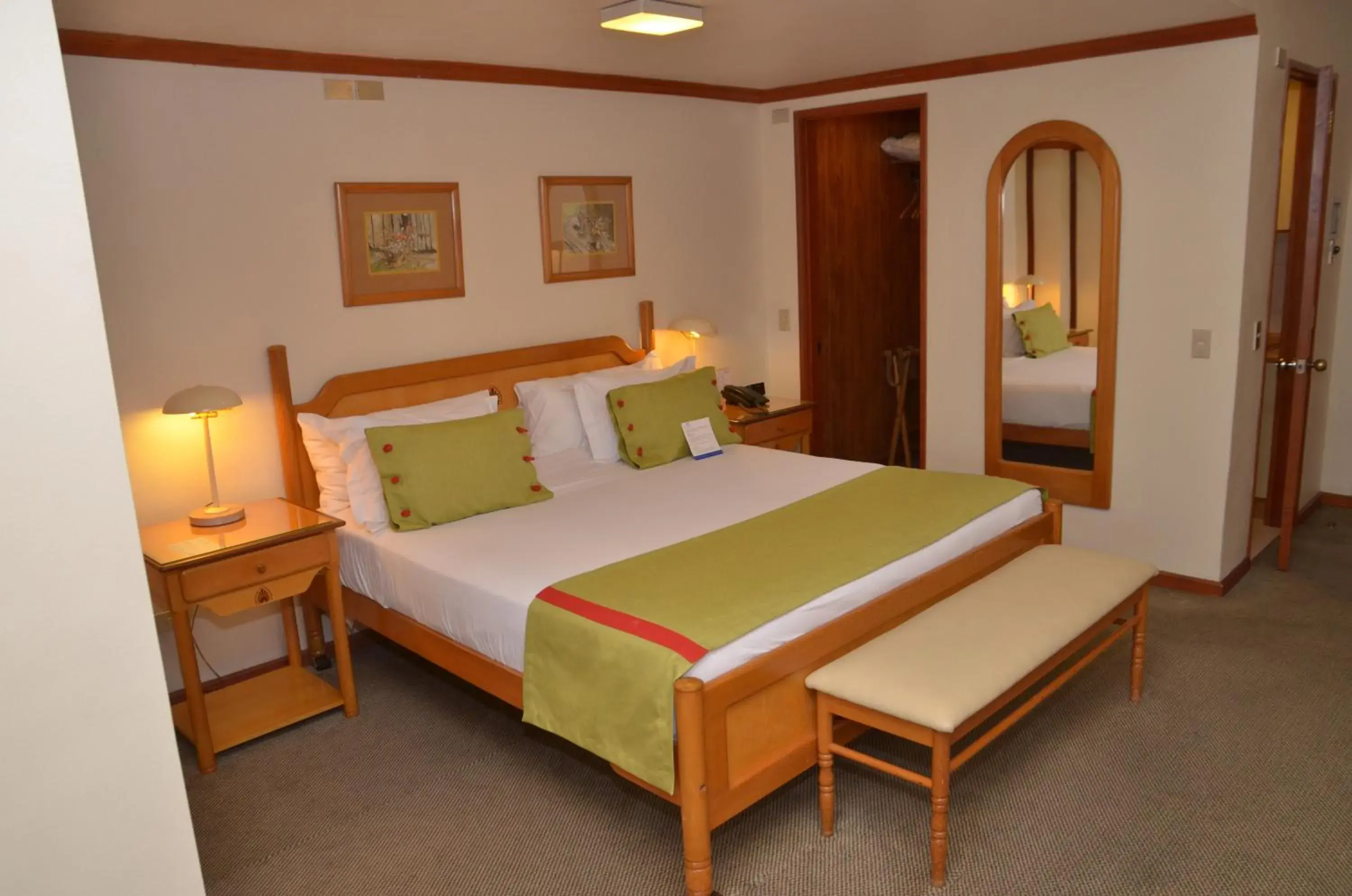 Photo of the whole room, Bed in abba Presidente Suites Puerto Montt