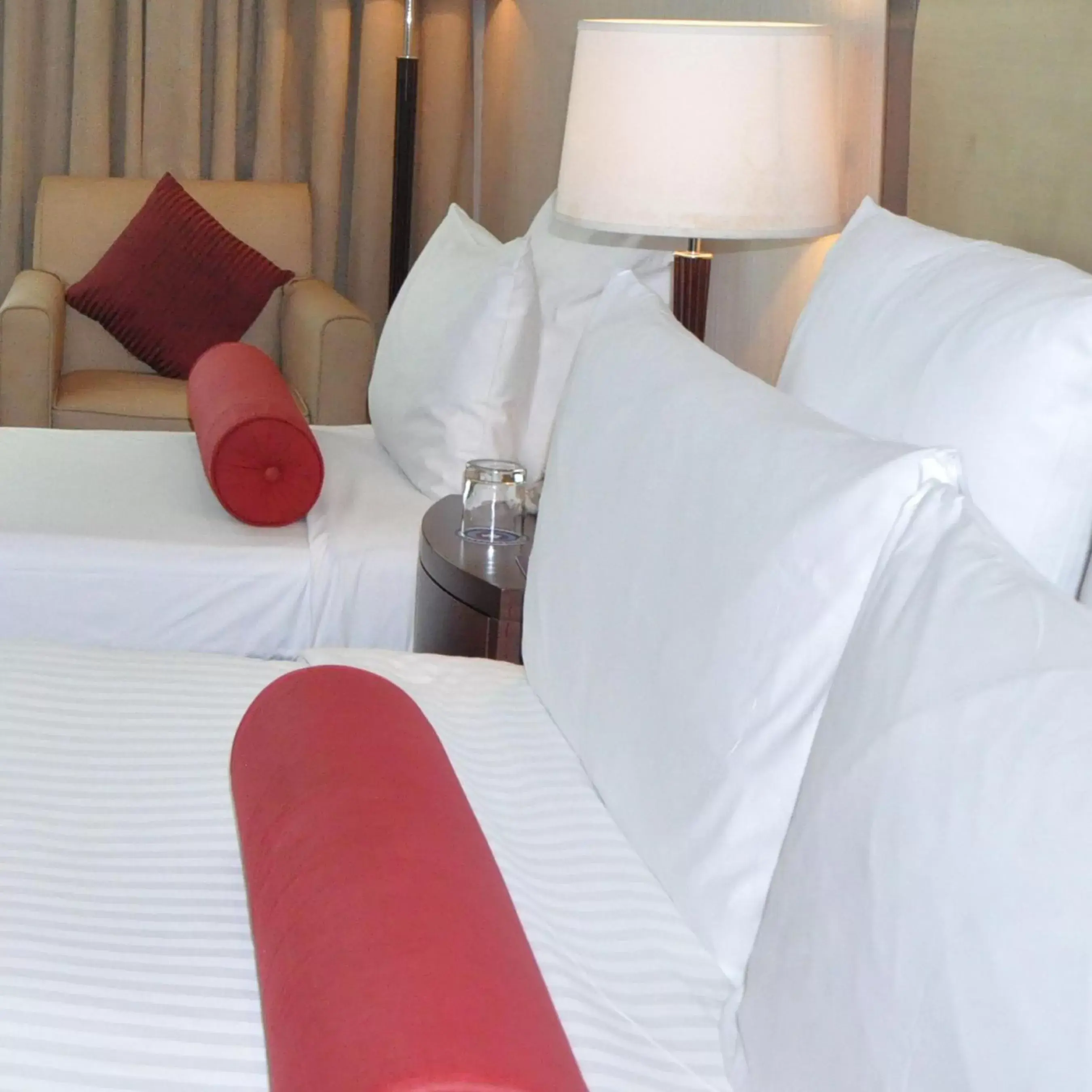 Bed in Park Regis Kris Kin Hotel