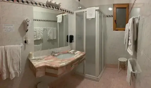 Bathroom in Garni Enrosadira