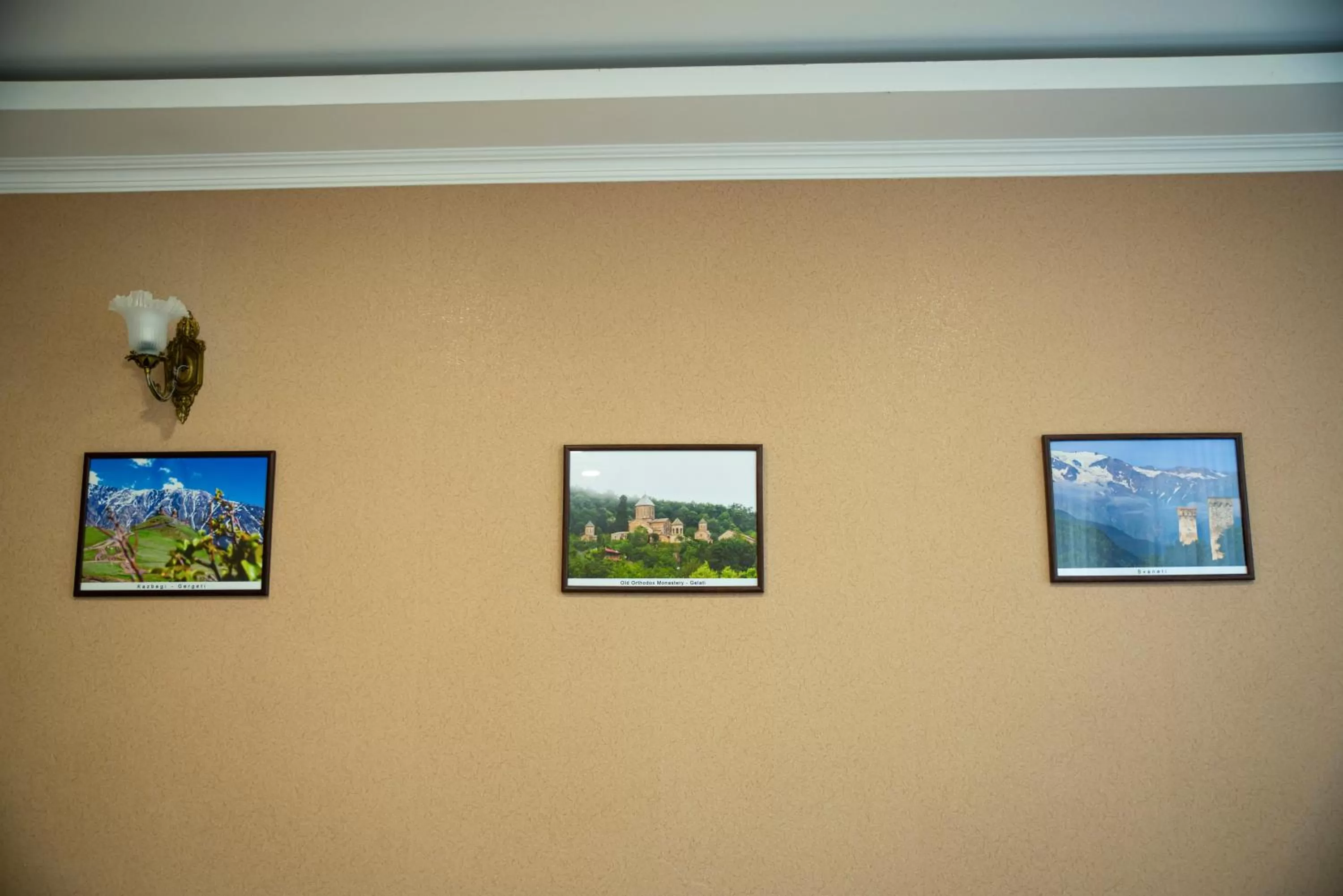 Facade/entrance, TV/Entertainment Center in Midtown-Vera