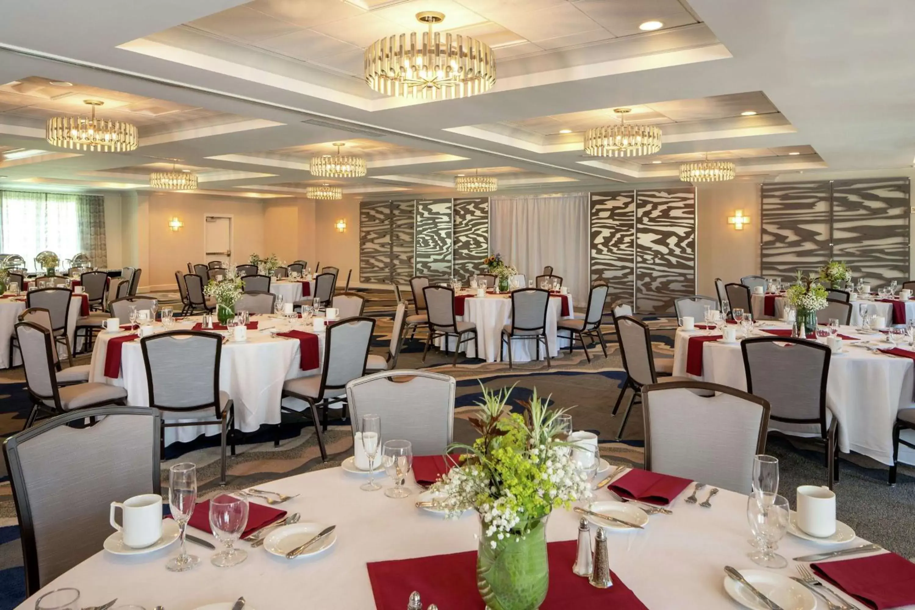 Meeting/conference room, Restaurant/Places to Eat in Hilton Garden Inn Freeport Downtown