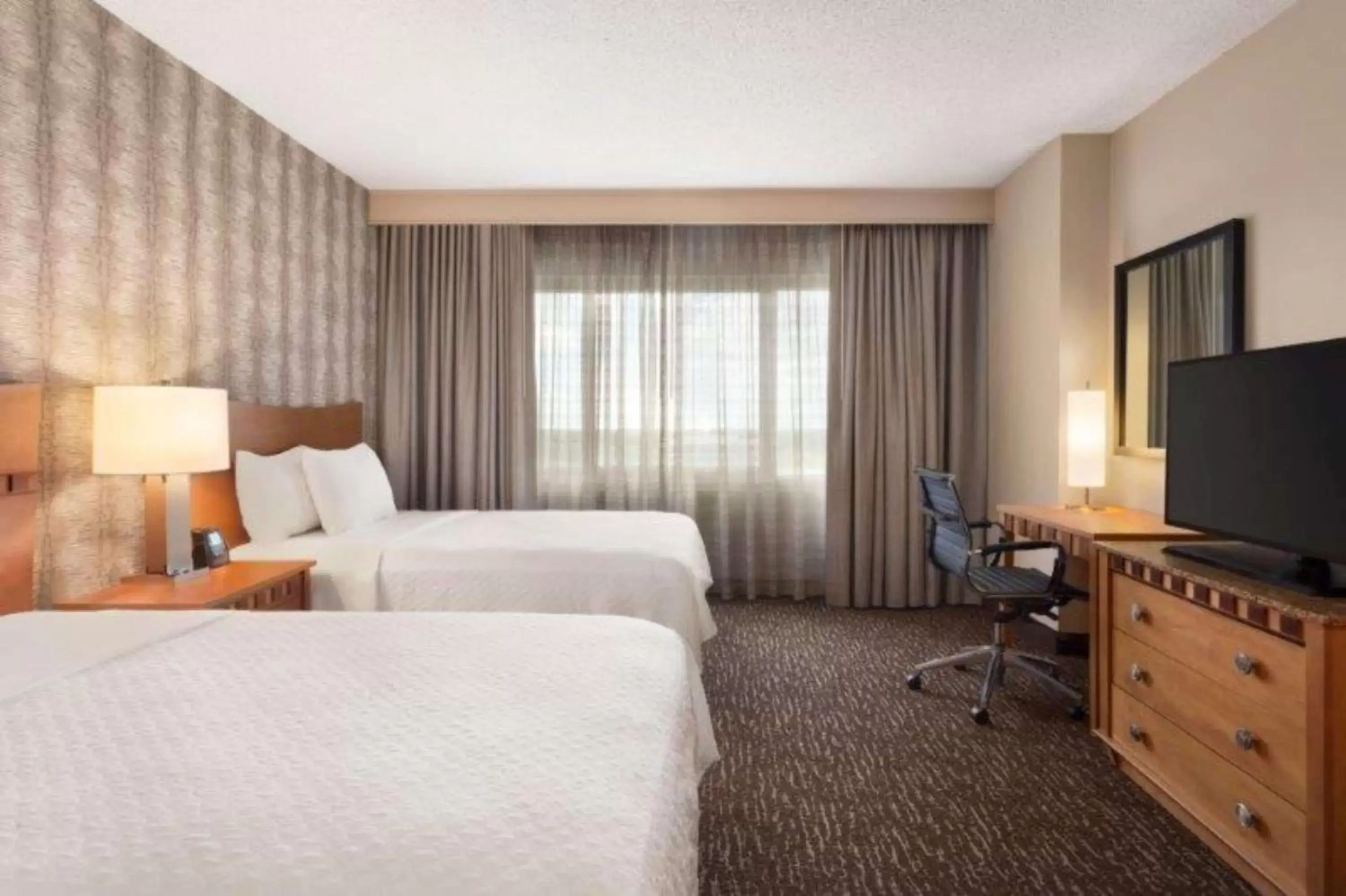 Bedroom, Bed in Embassy Suites Northwest Arkansas - Hotel, Spa & Convention Center