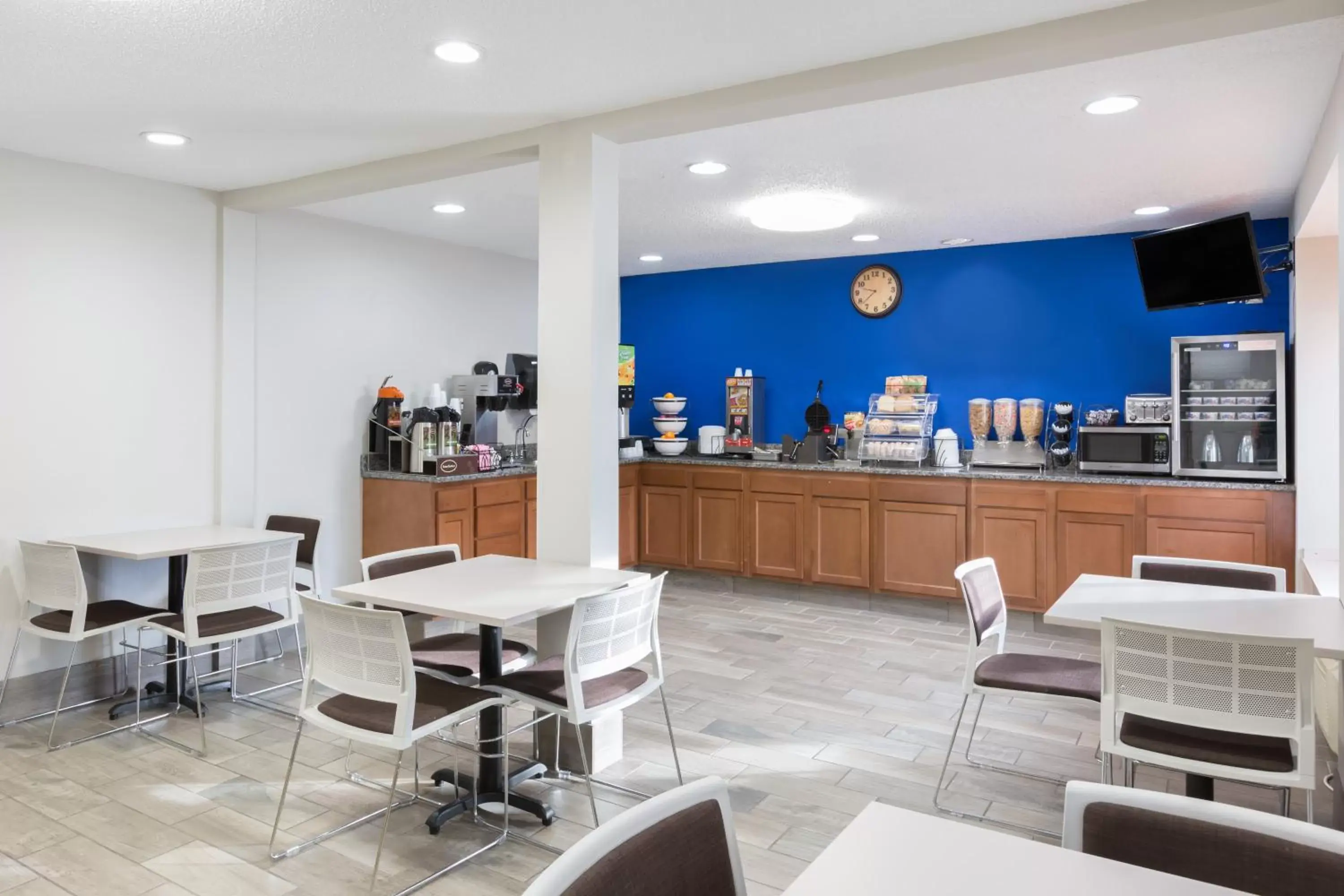 Continental breakfast, Restaurant/Places to Eat in Microtel Inn & Suites by Wyndham Sioux Falls