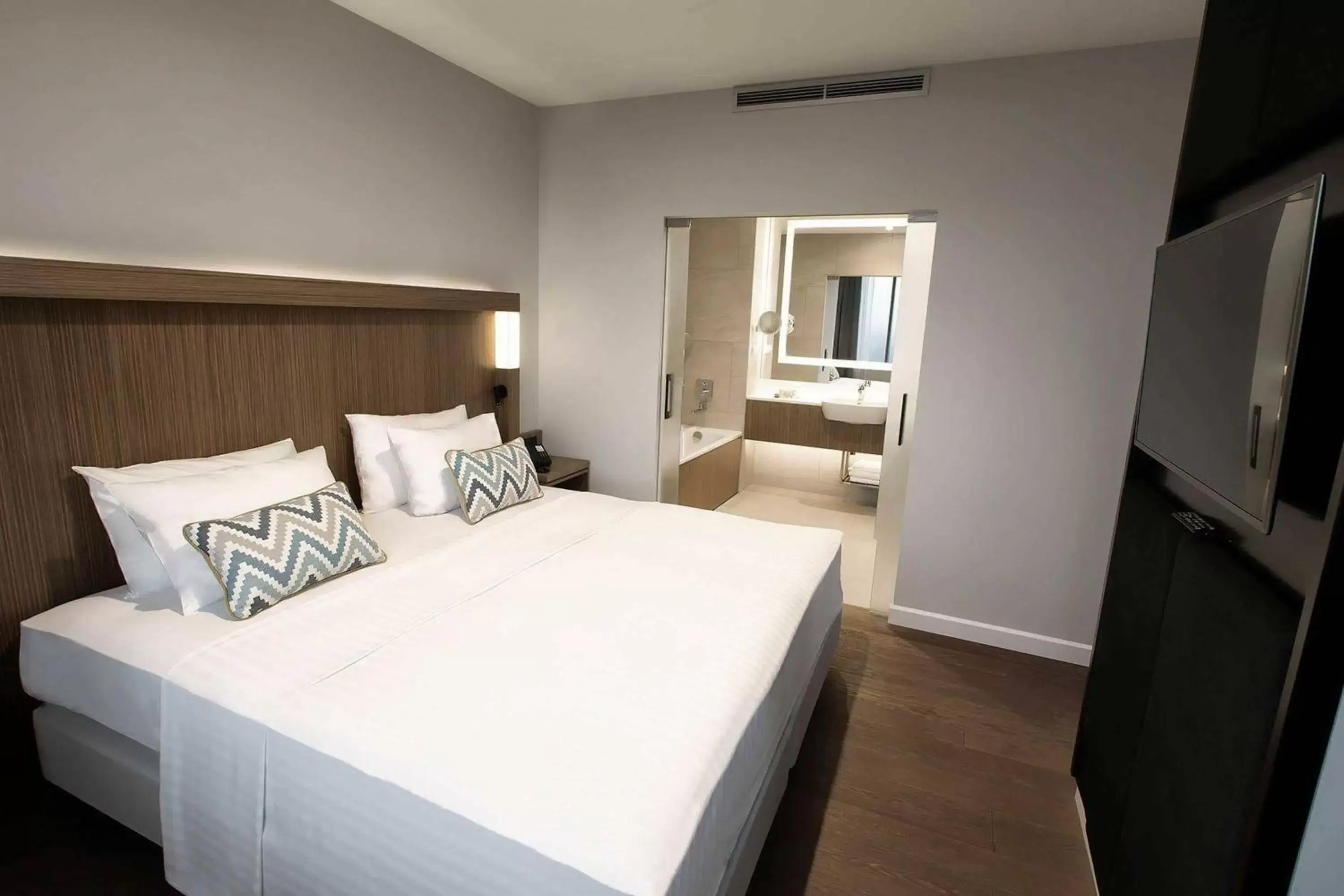 Bedroom, Bed in Courtyard by Marriott Katowice City Center