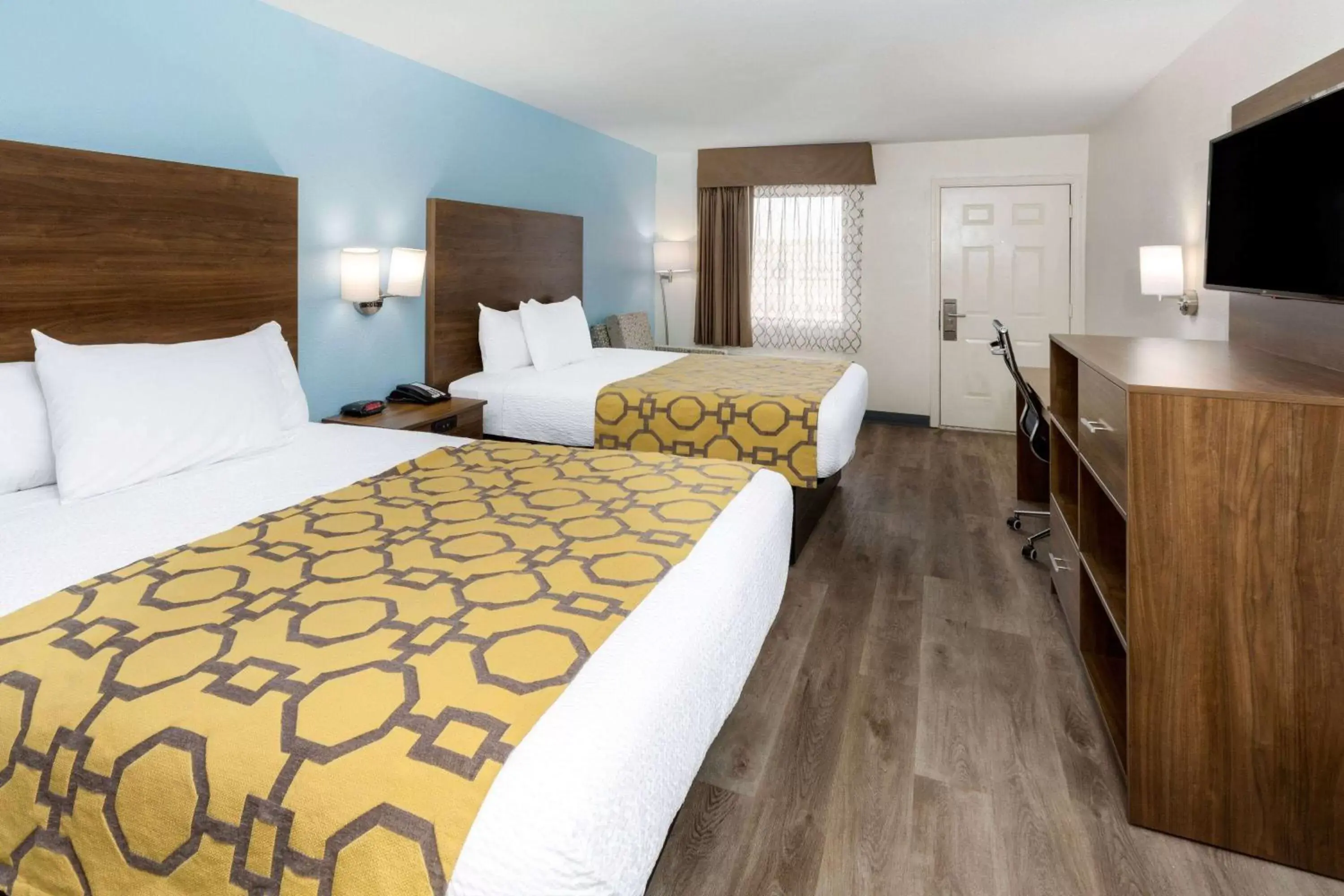 Photo of the whole room, Bed in Baymont by Wyndham Biloxi - Ocean Springs