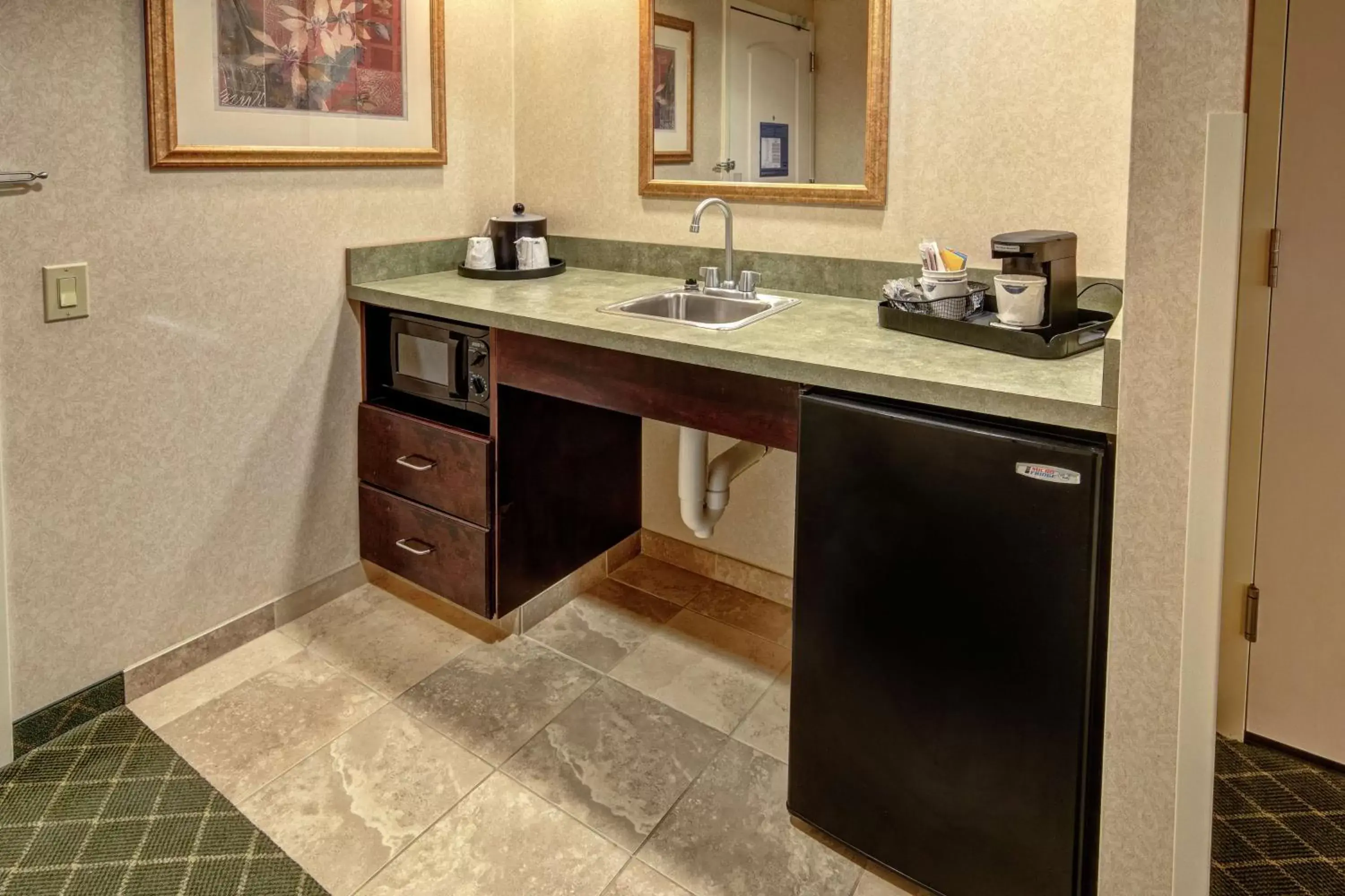 Kitchen or kitchenette, Bathroom in Hampton Inn Cambridge