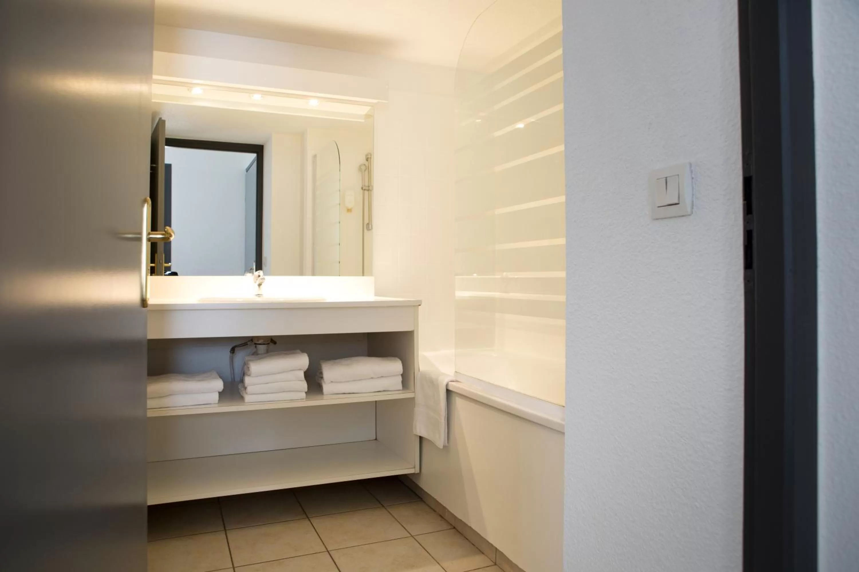 Bathroom, Bed in Comfort Aparthotel Divonne La Versoix