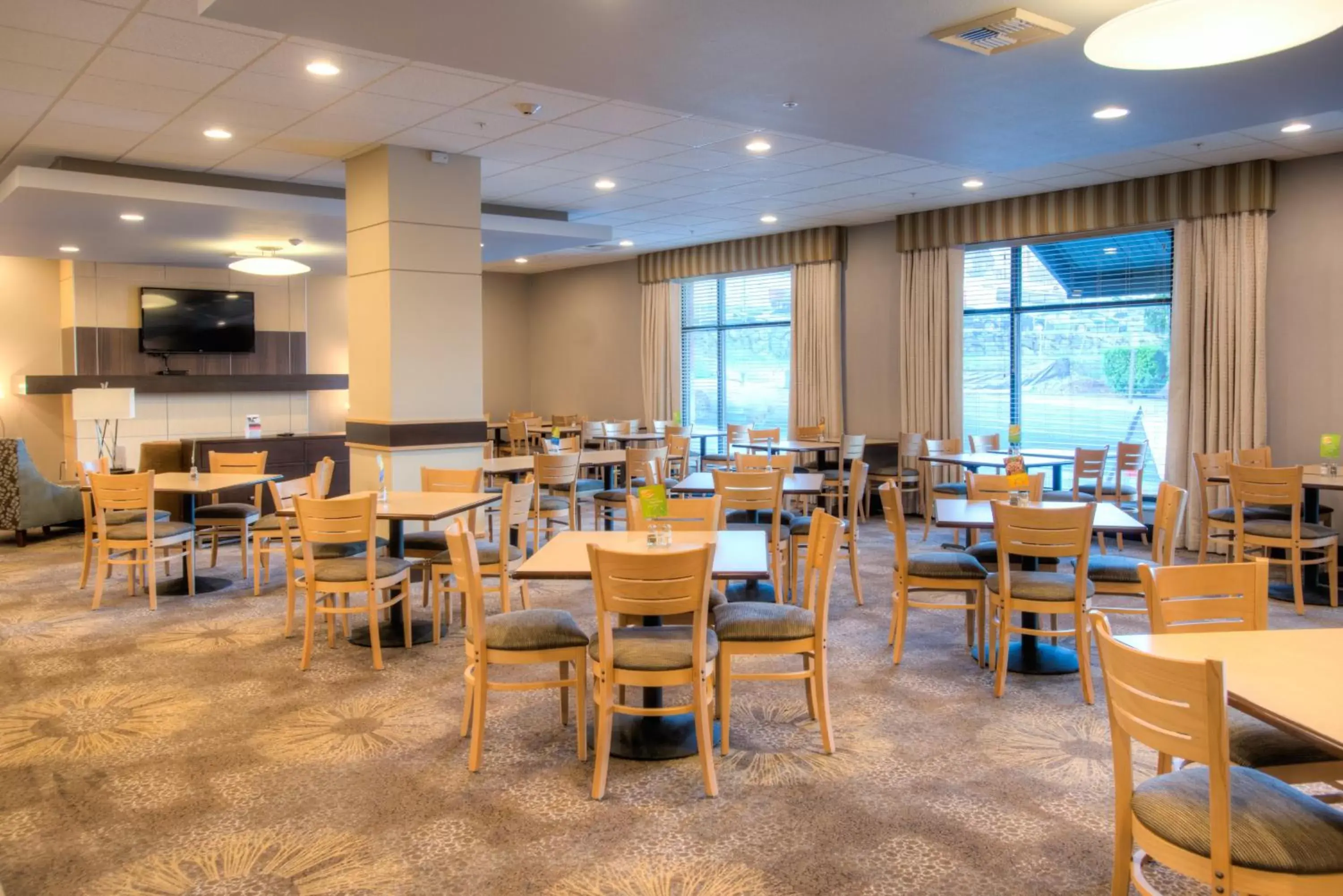 Breakfast, Restaurant/Places to Eat in Holiday Inn Express & Suites Tacoma Downtown, an IHG Hotel