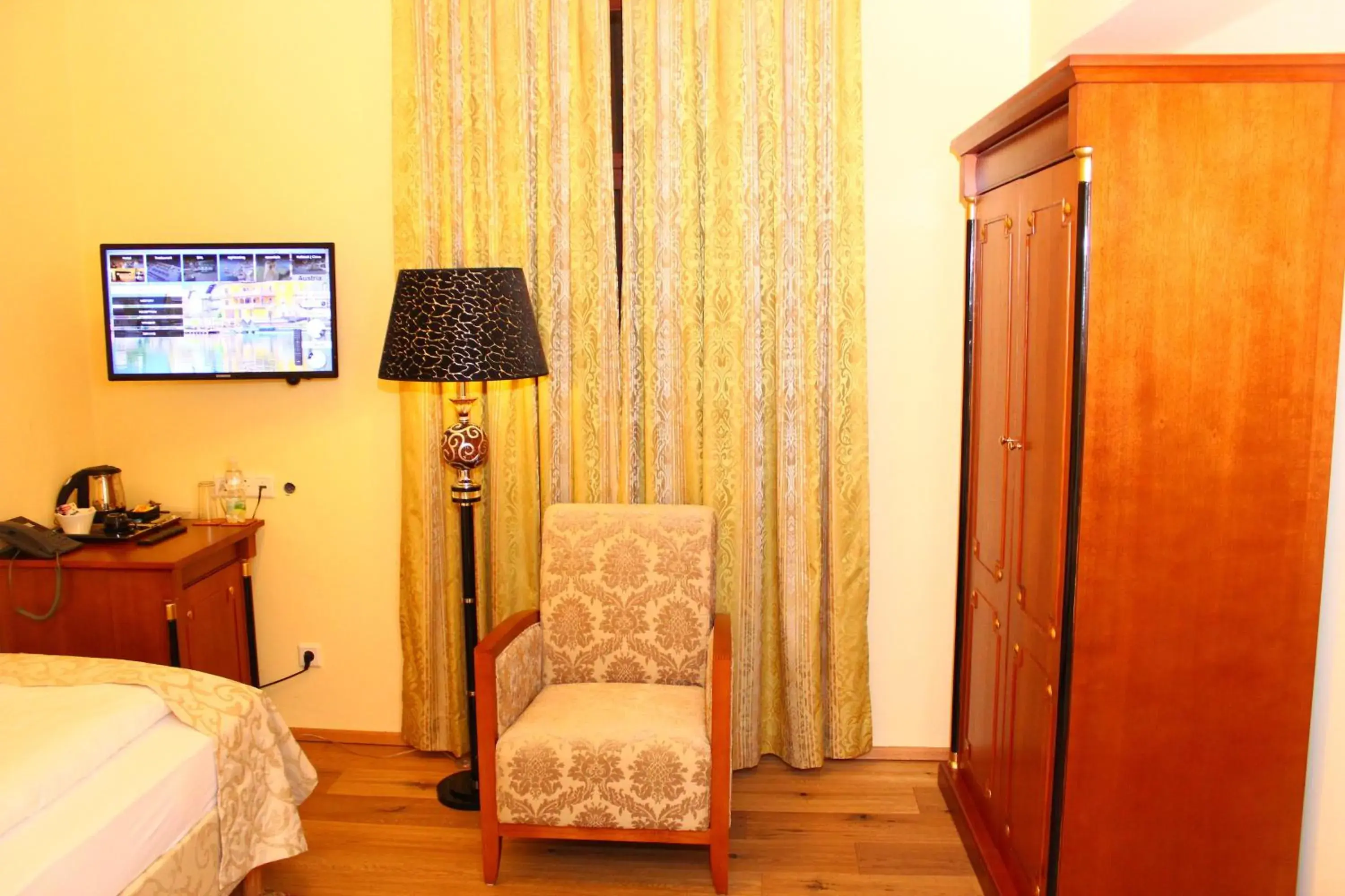 Photo of the whole room, TV/Entertainment Center in Seehotel Grüner Baum