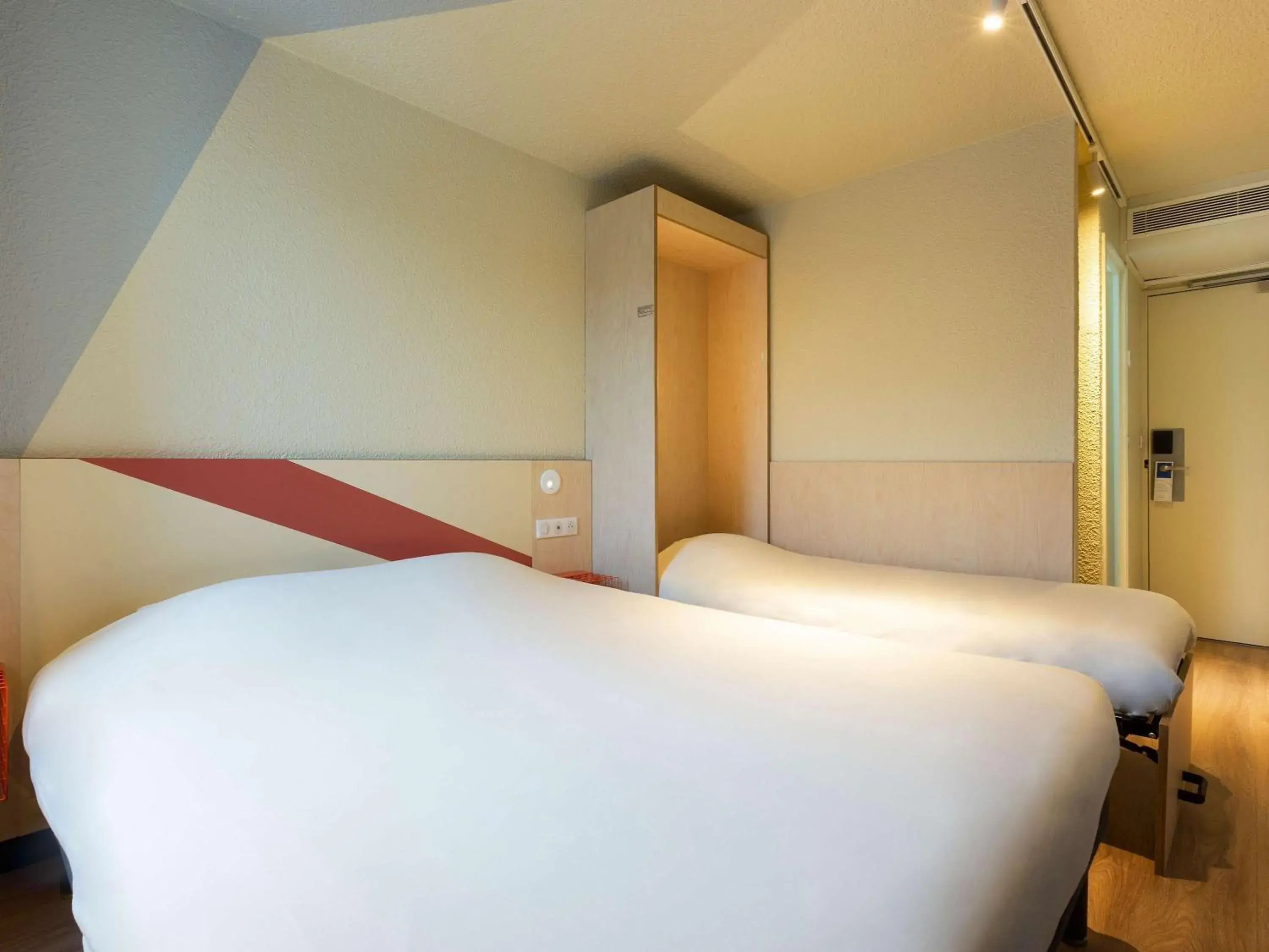 Bedroom, Bed in ibis budget Antony Massy