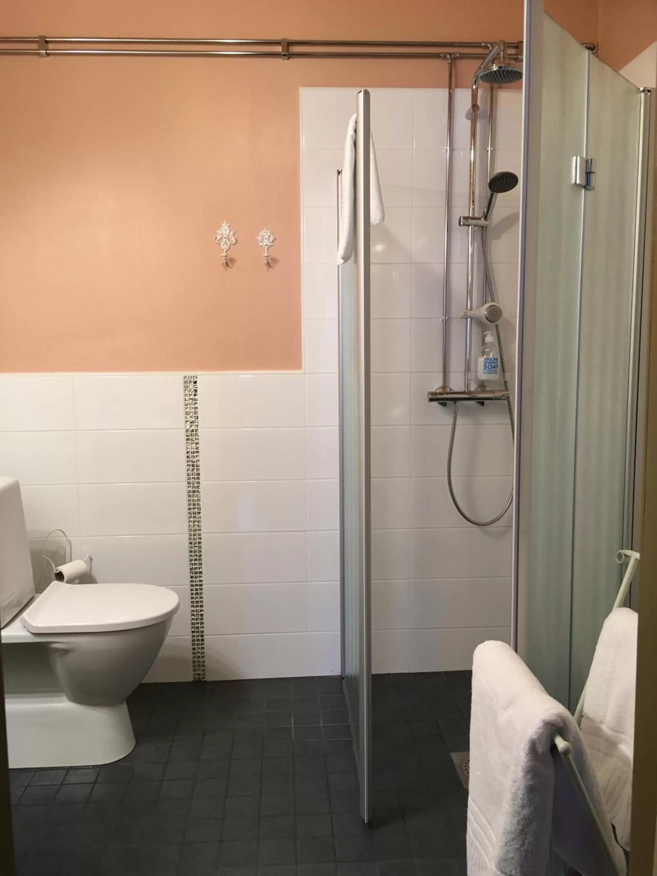 Bathroom in Cafe-Restaurant & Hotel Saima