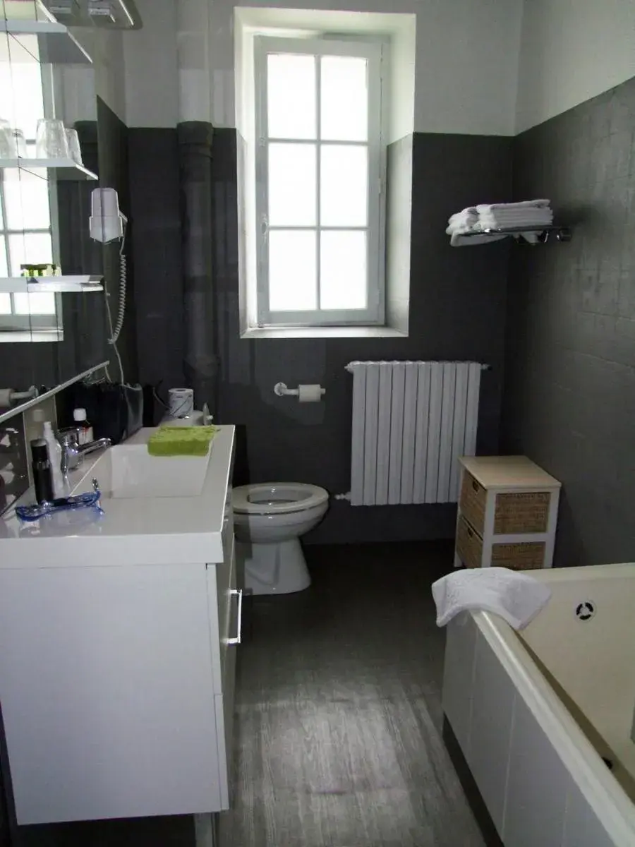Day, Bathroom in Hôtel de Nevers