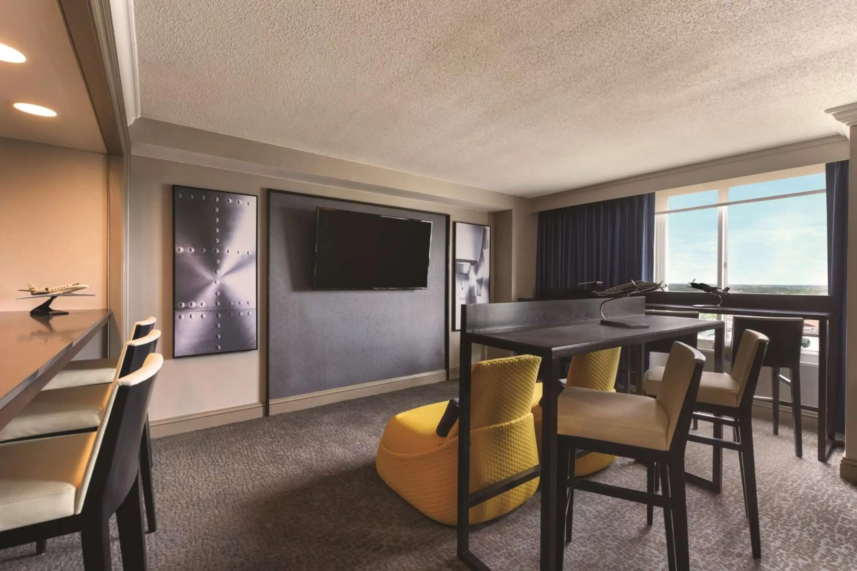 Lounge or bar, TV/Entertainment Center in Hyatt Regency Wichita