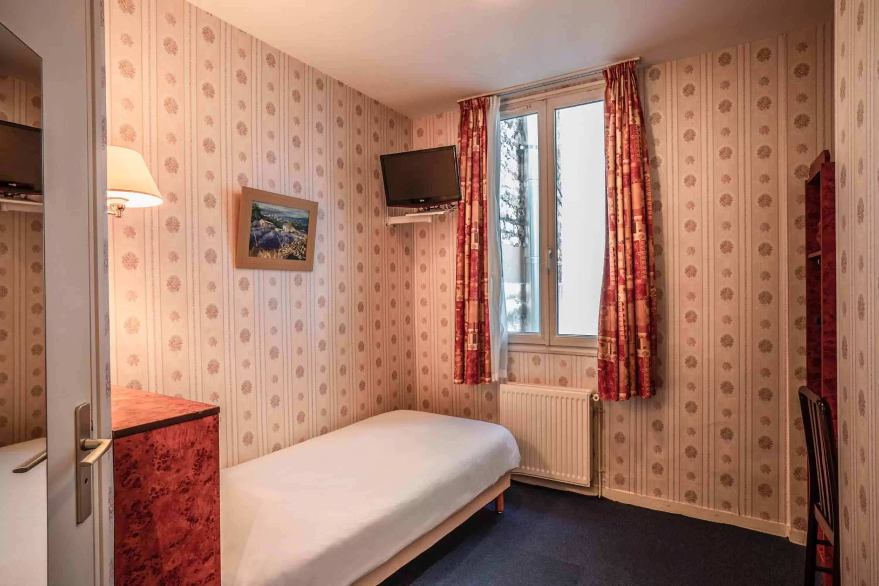 Photo of the whole room, Bed in Hôtel Neptune Place d'Italie