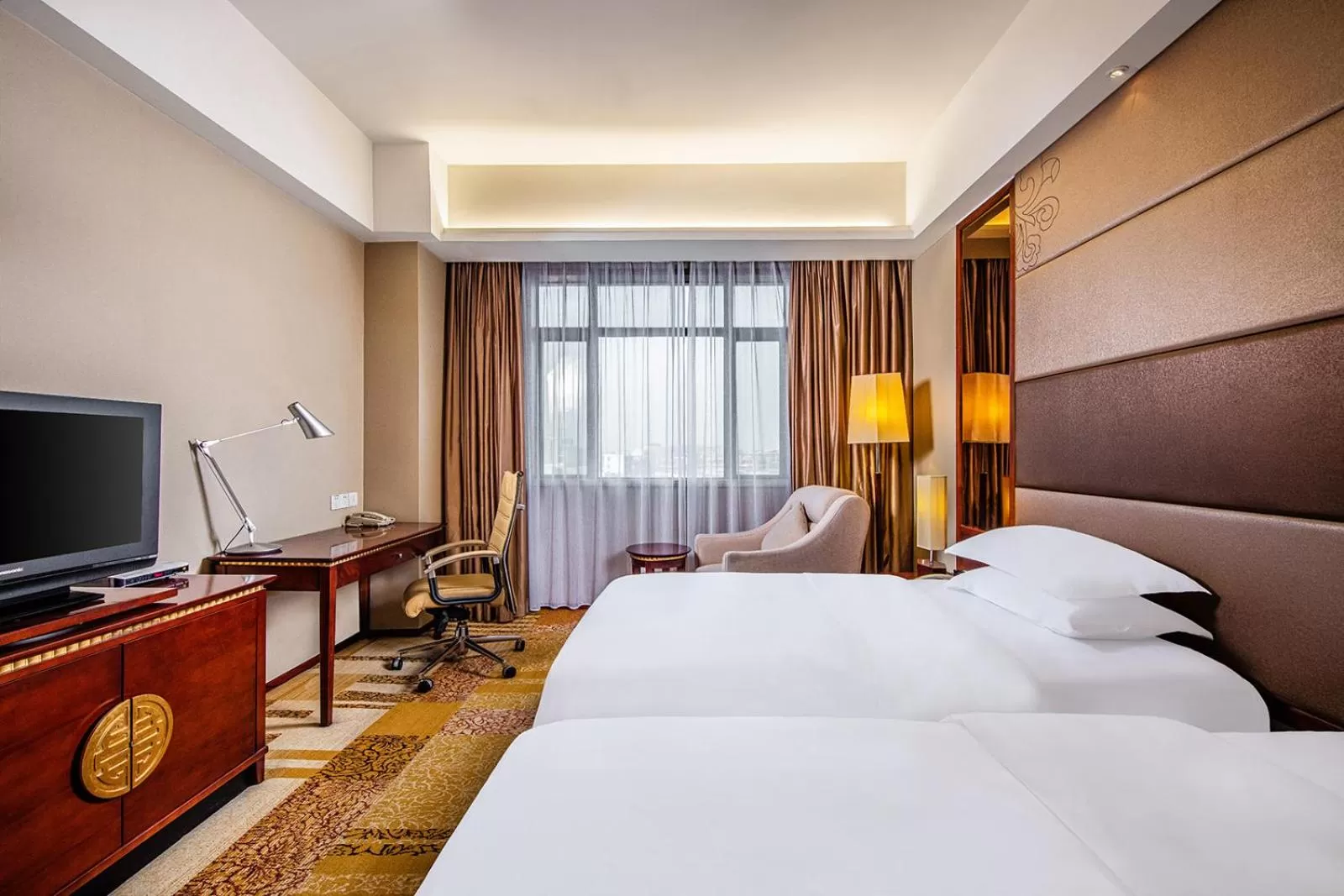 Photo of the whole room, Bed in Crowne Plaza Foshan by IHG