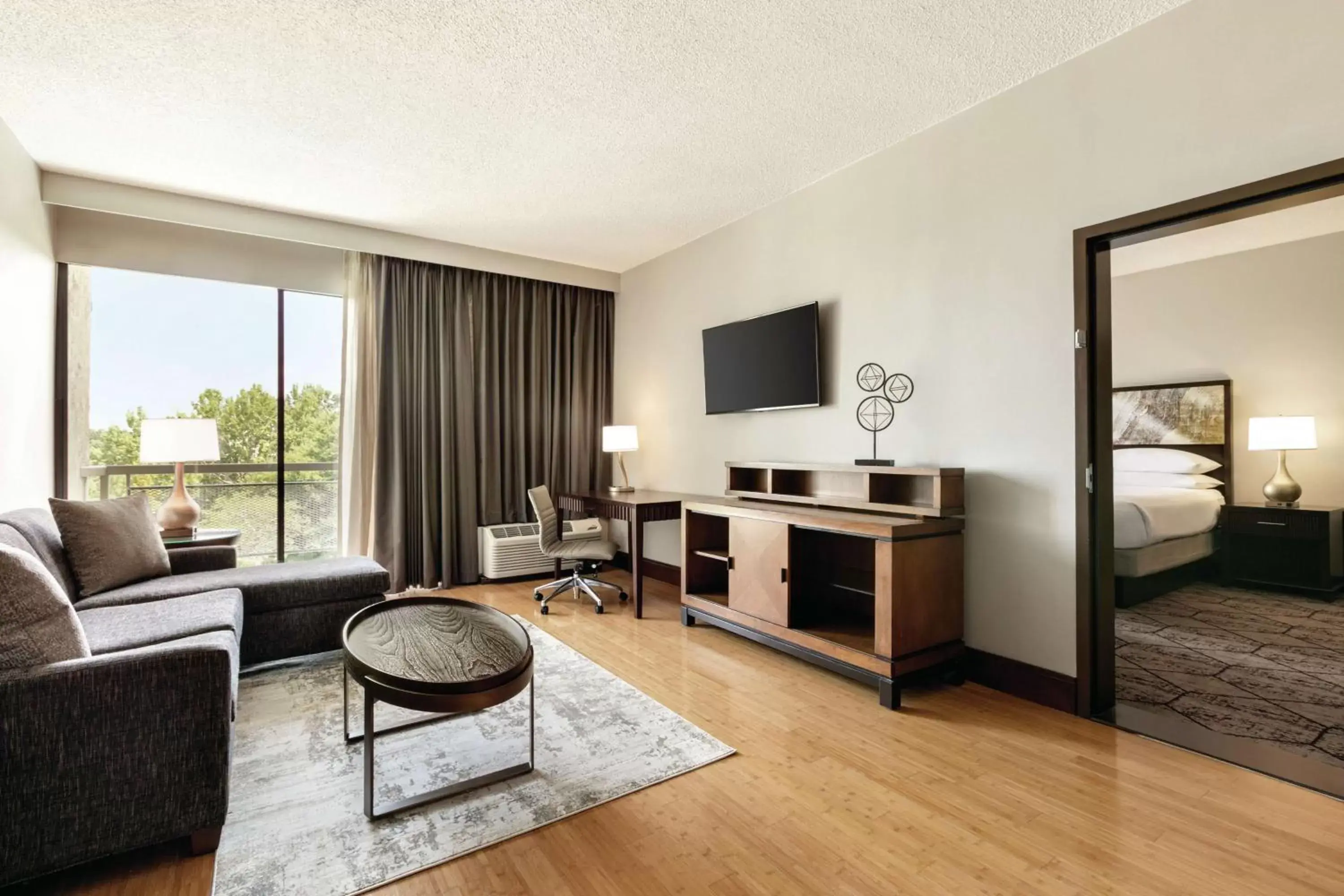 Bedroom, Seating Area in DoubleTree by Hilton Atlanta Northeast/Northlake