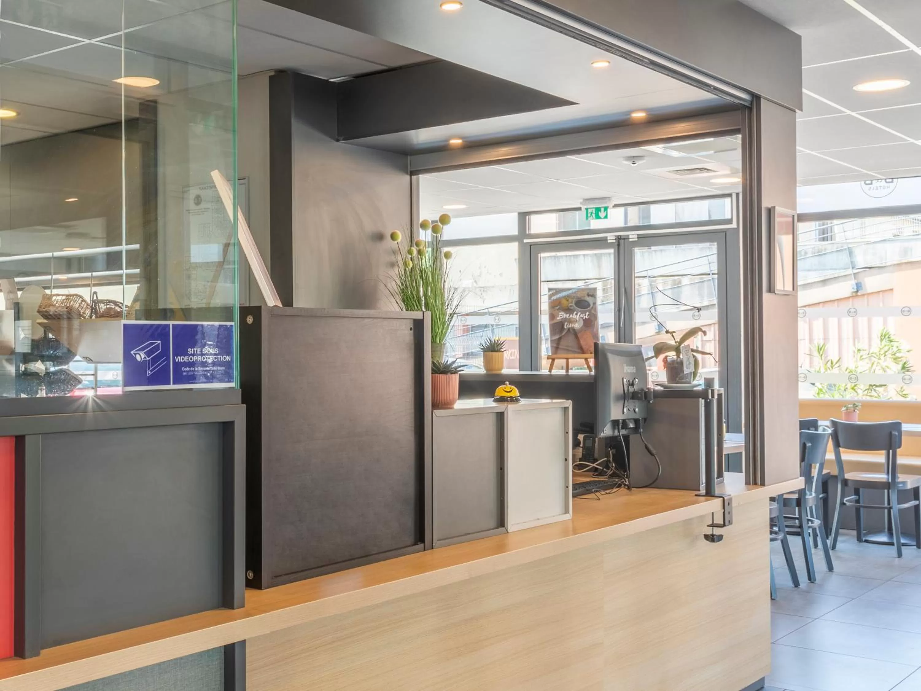Lobby or reception in B&B HOTEL Aix en Provence Venelles