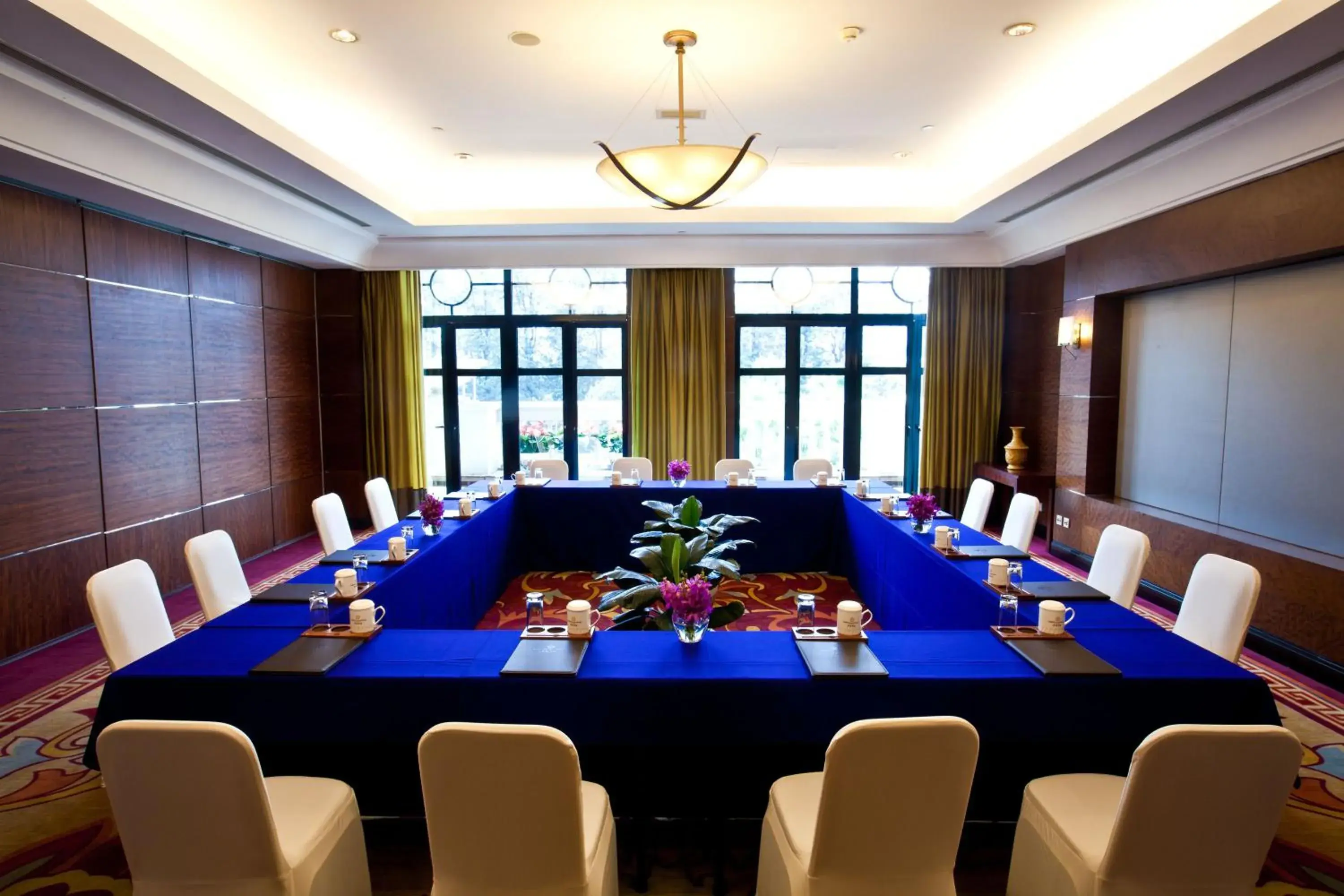 Business facilities in Zhongwei Green Lake Hotel Kunming