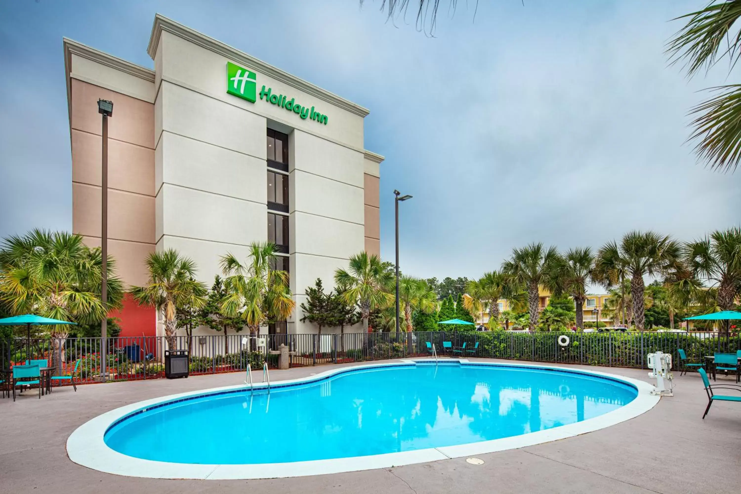 Swimming pool, Property Building in Holiday Inn Hotel Atlanta-Northlake, a Full Service Hotel