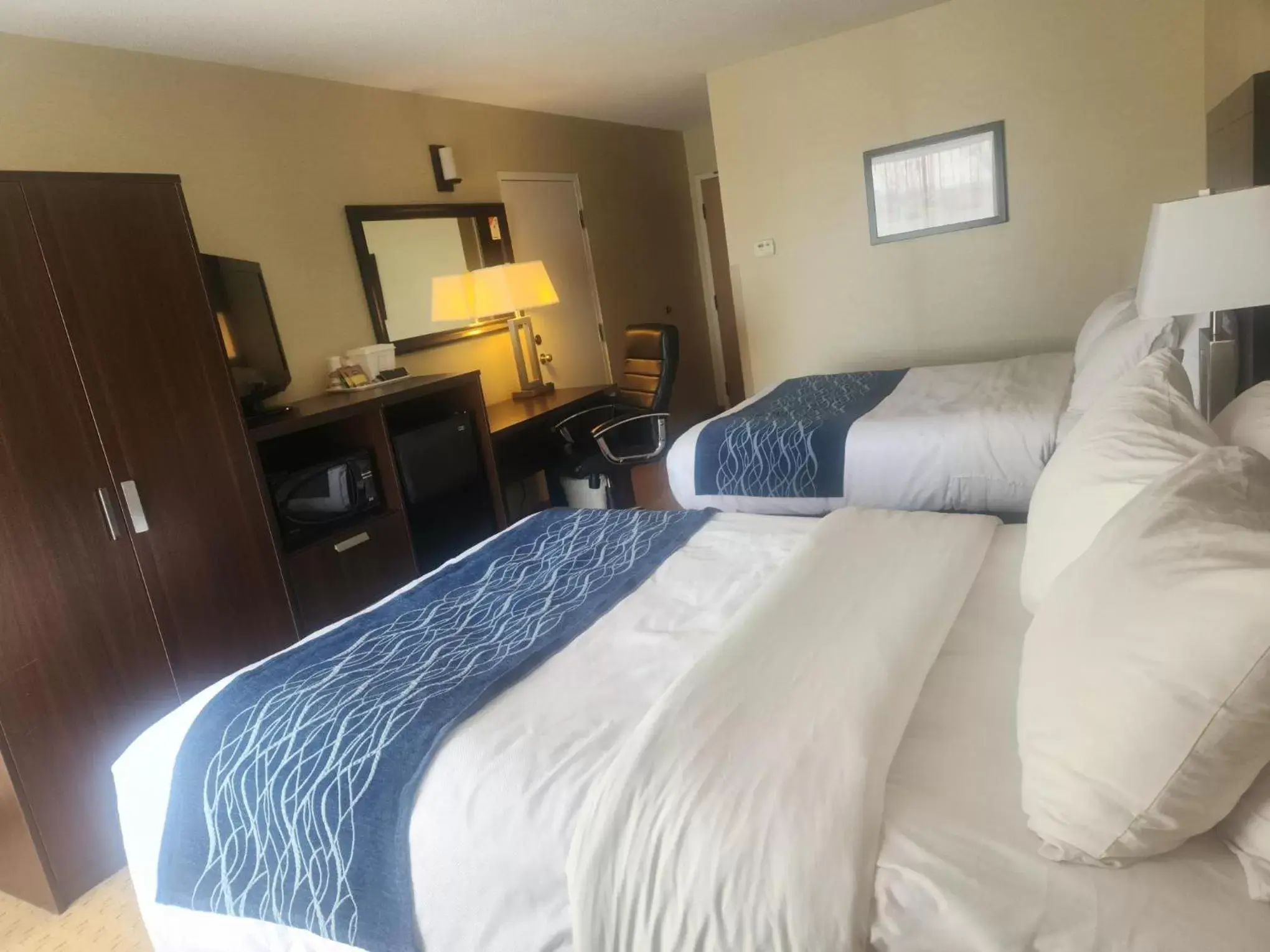 Bedroom, Bed in Comfort Inn Trois-Rivieres