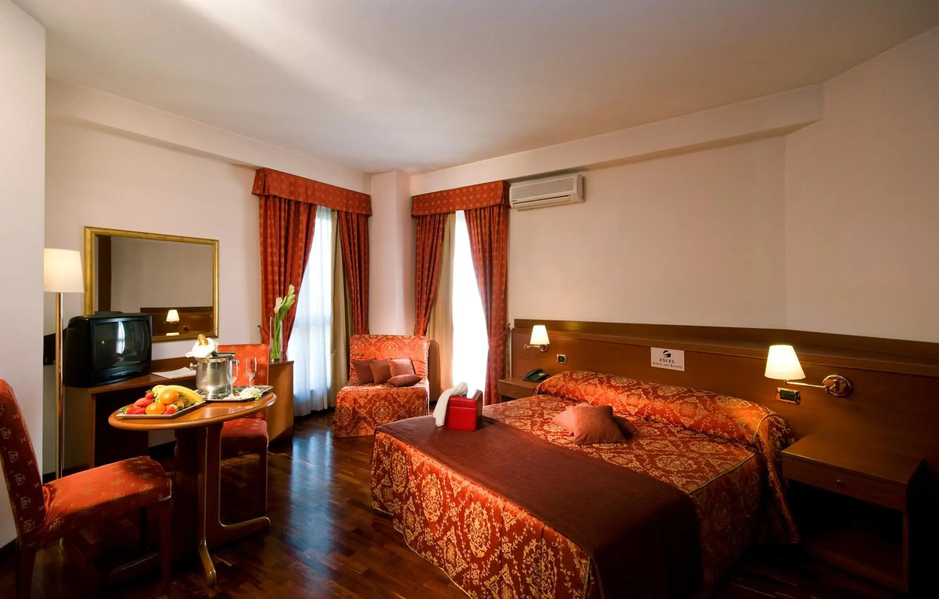 Photo of the whole room, TV/Entertainment Center in Hotel Excel Roma Ciampino