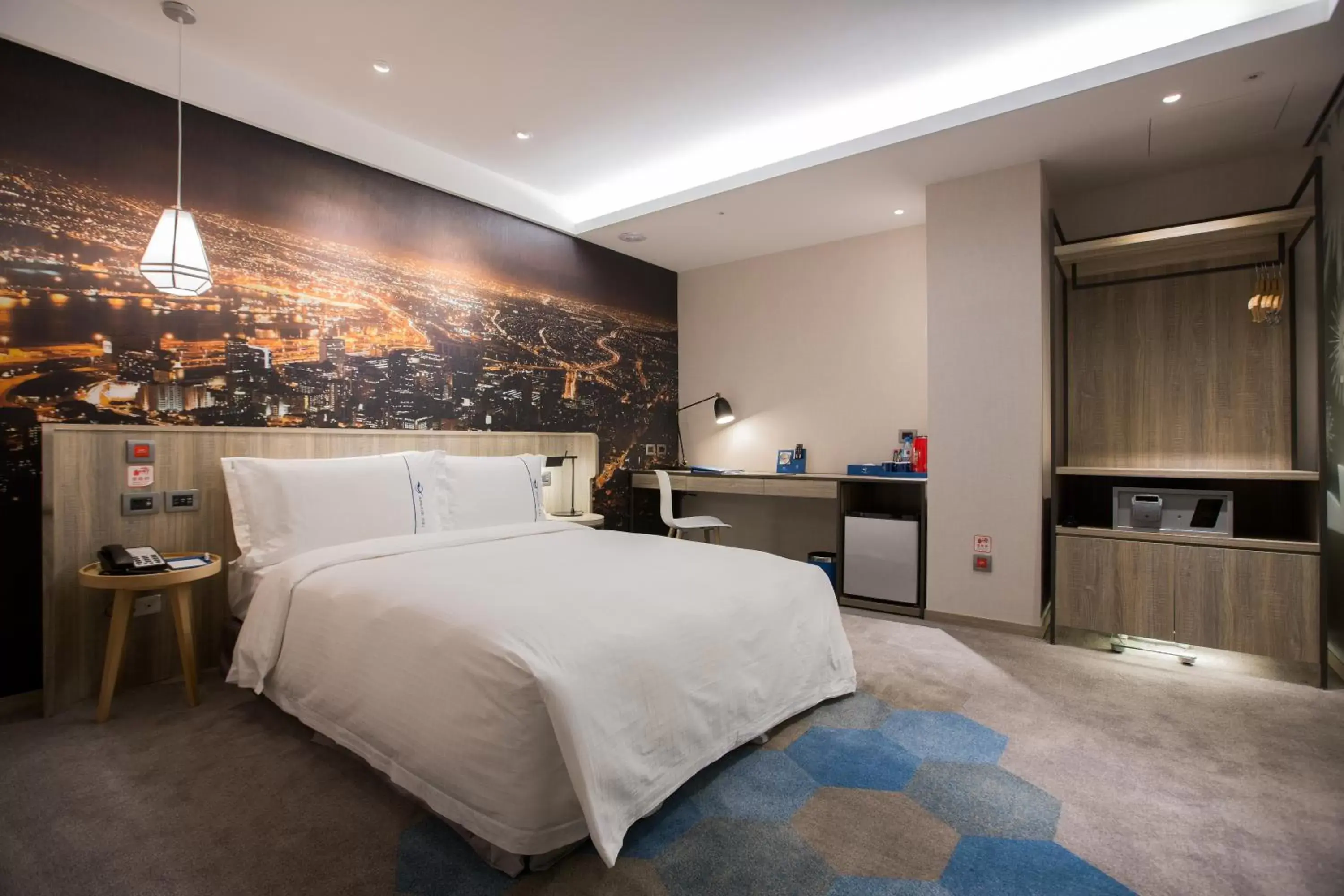 Photo of the whole room, Bed in Airline Inn - Kaohsiung Station
