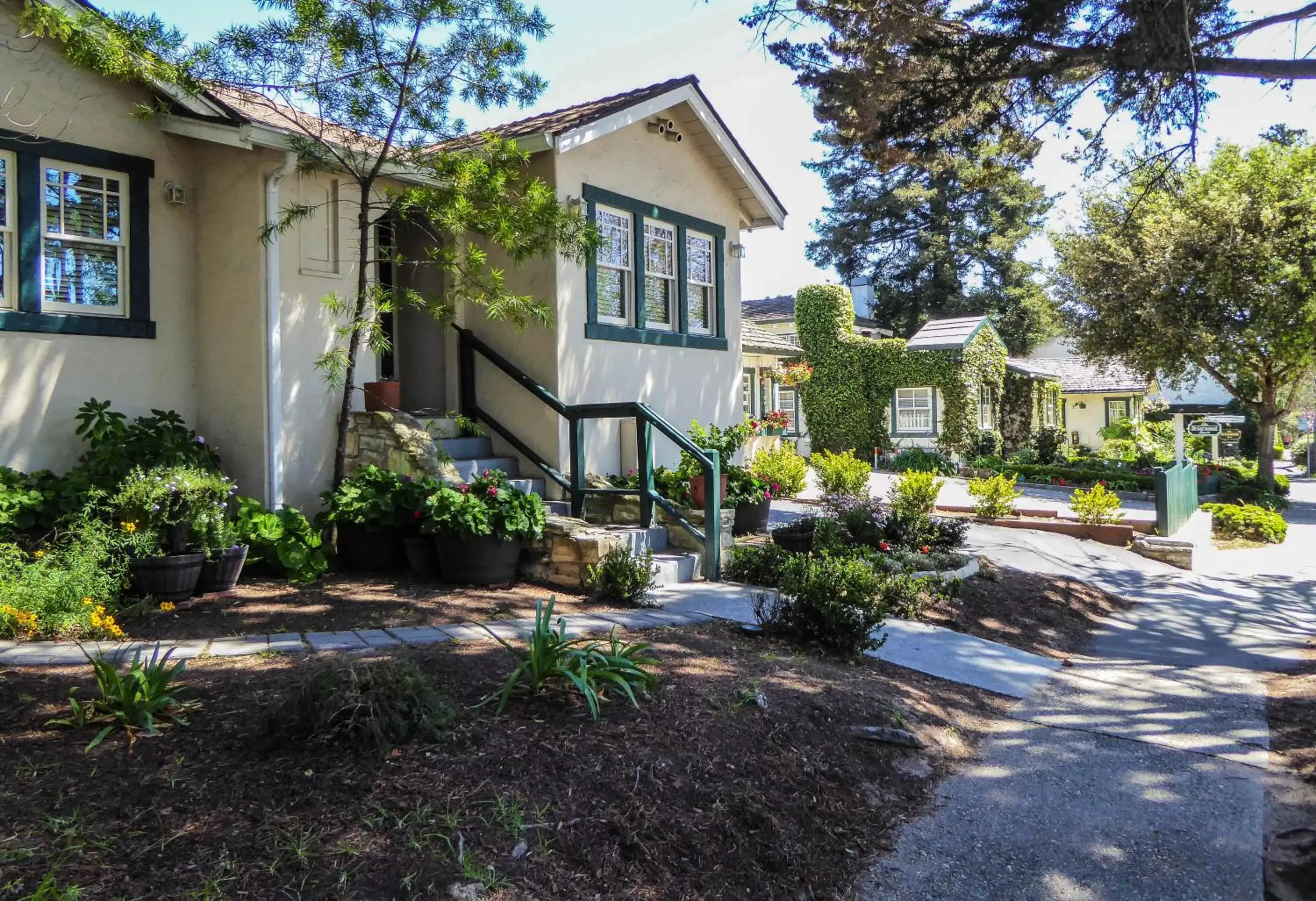 Facade/entrance, Garden in Briarwood Inn