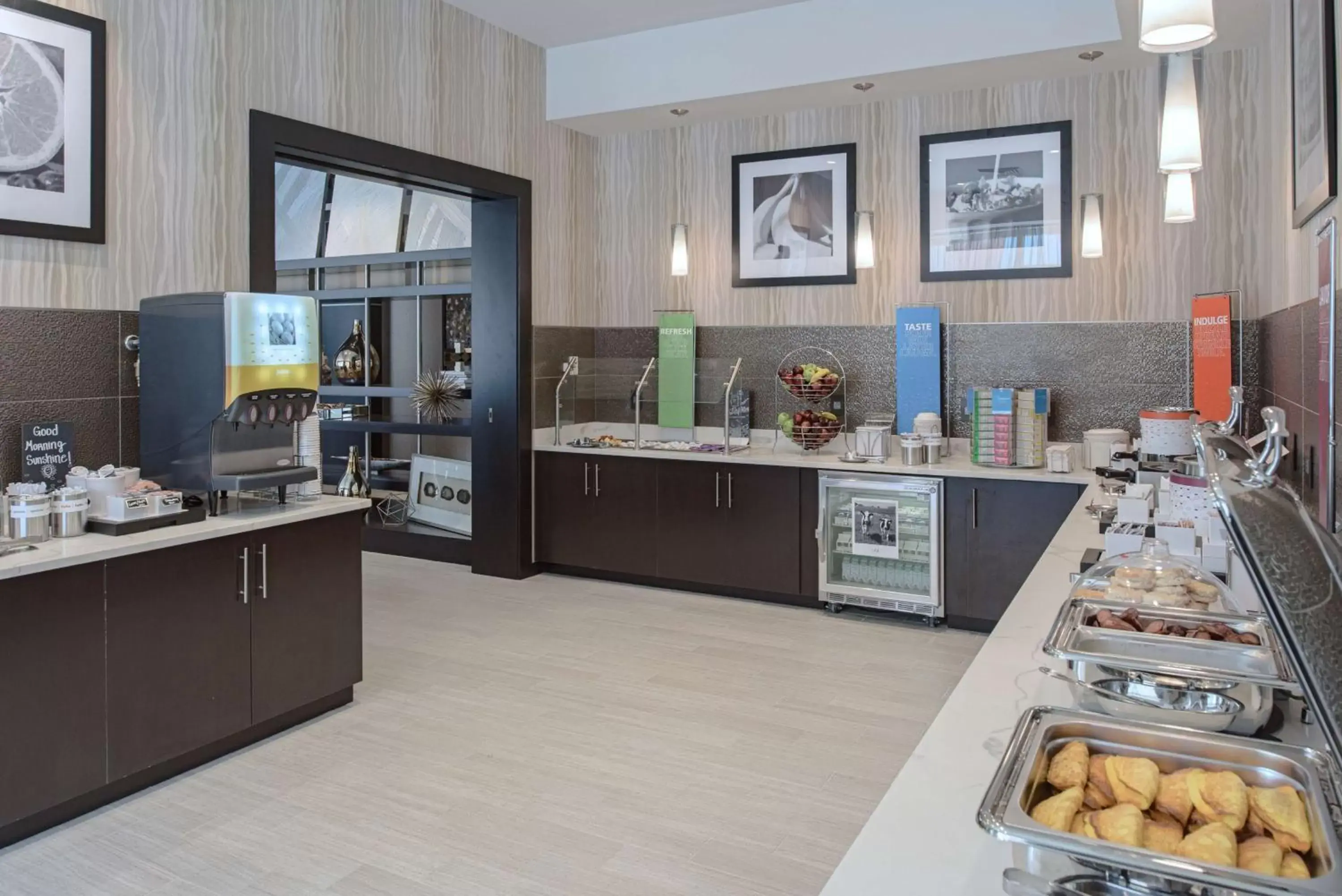 Dining area, Kitchen/Kitchenette in Hampton Inn & Suites-Worcester, MA