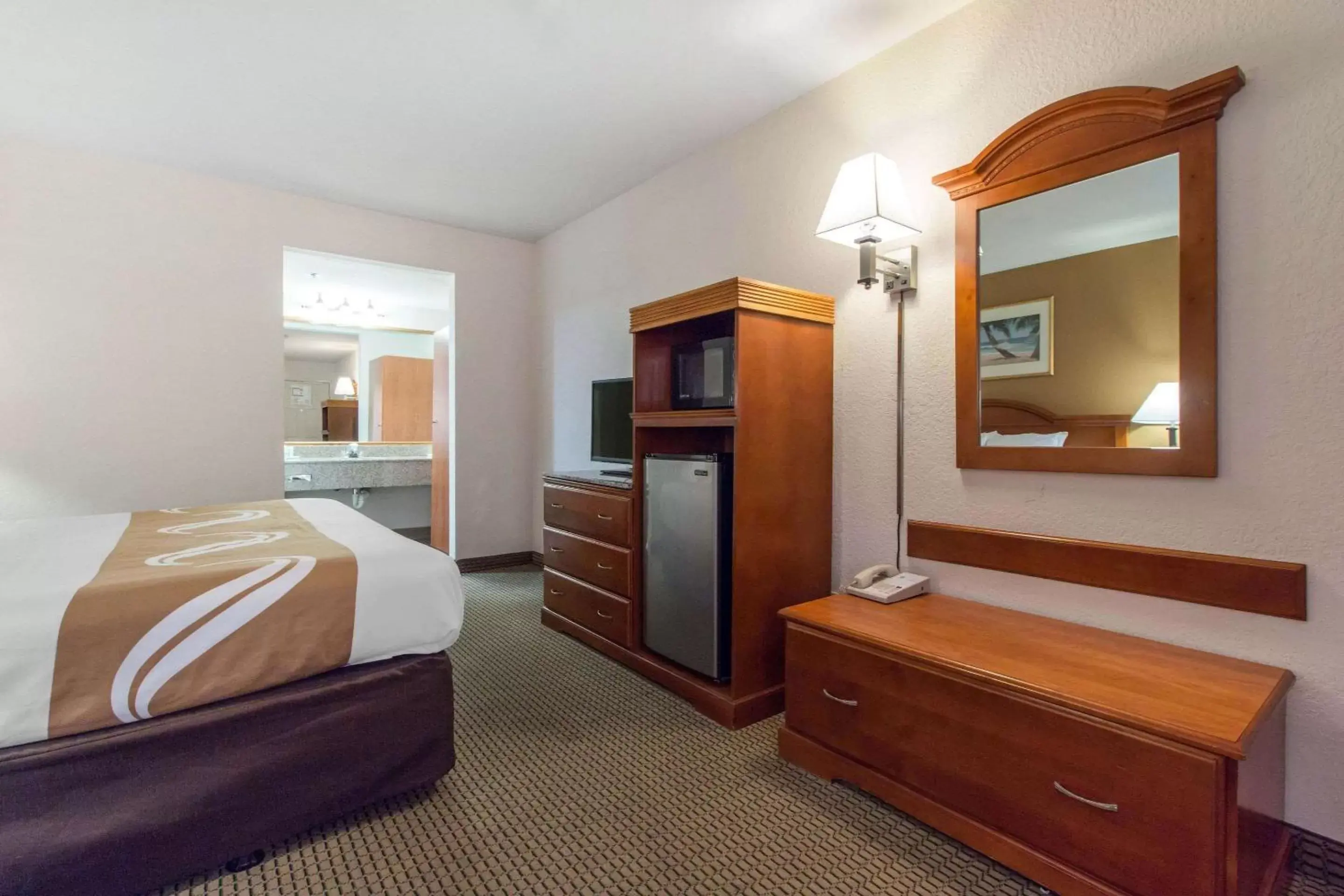 Photo of the whole room, Bed in Quality Inn & Suites Redwood Coast