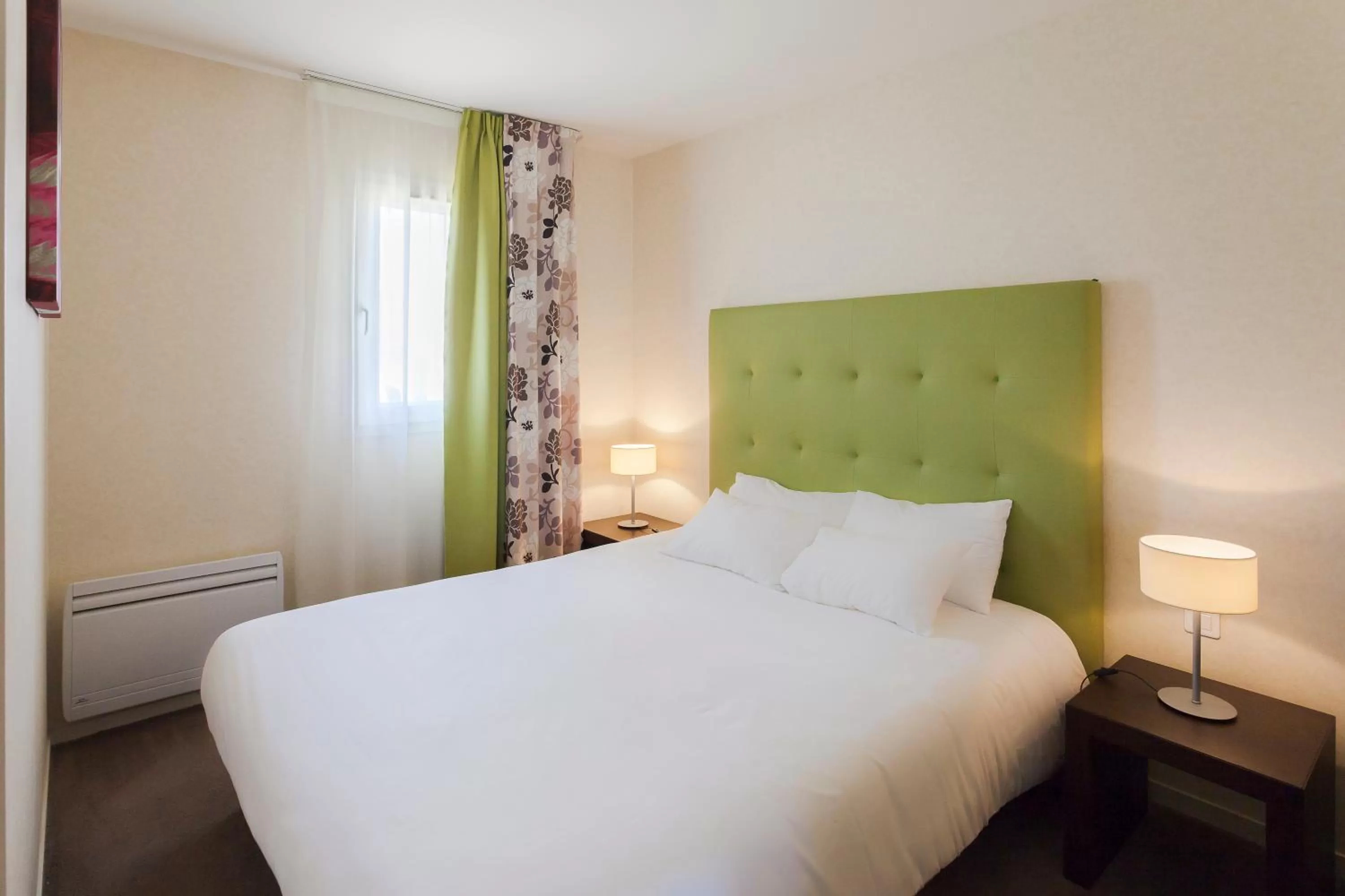 Bed in Résidence Villa Bellagio Amboise by Popinns