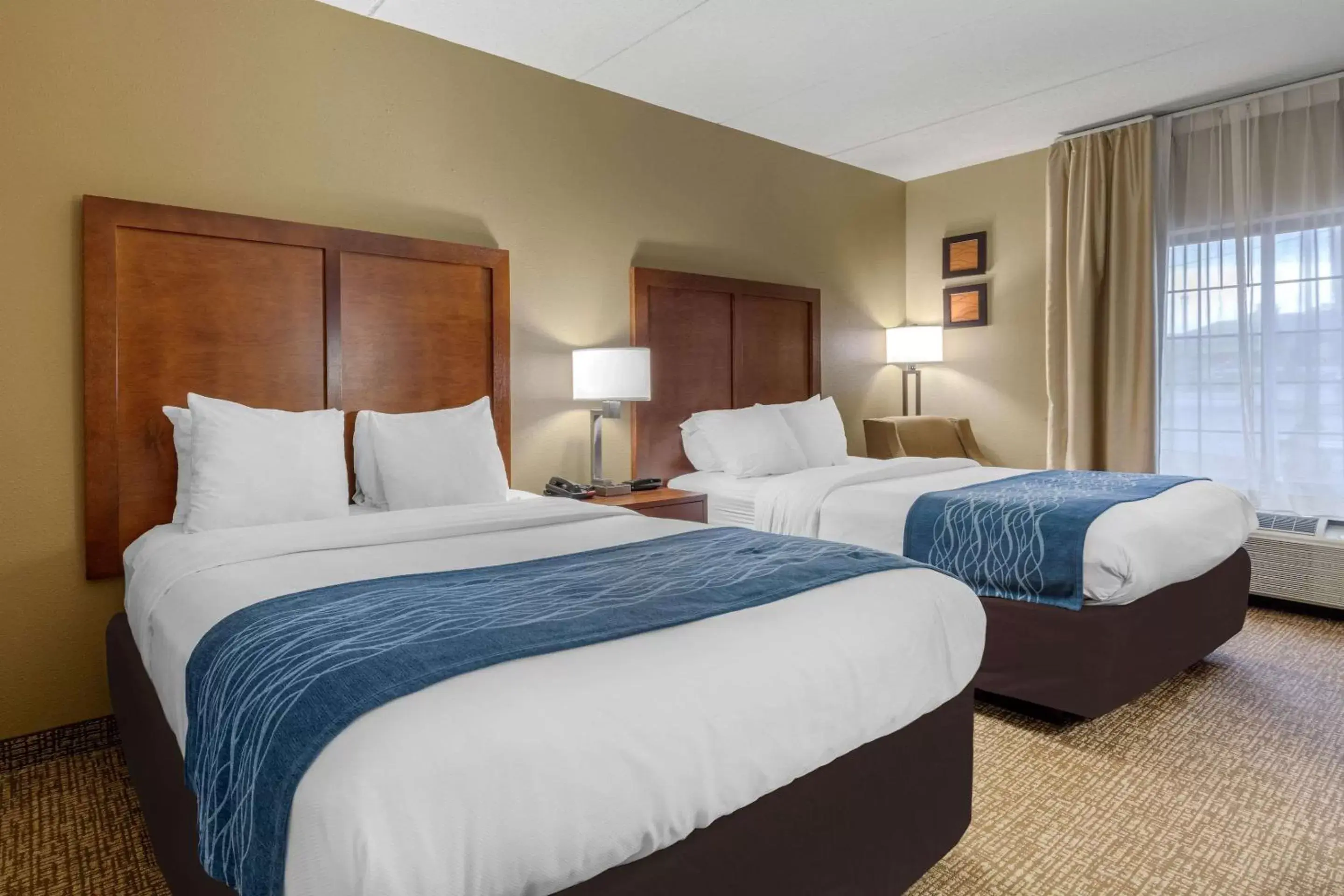 Photo of the whole room, Bed in Comfort Inn & Suites Hamilton Place