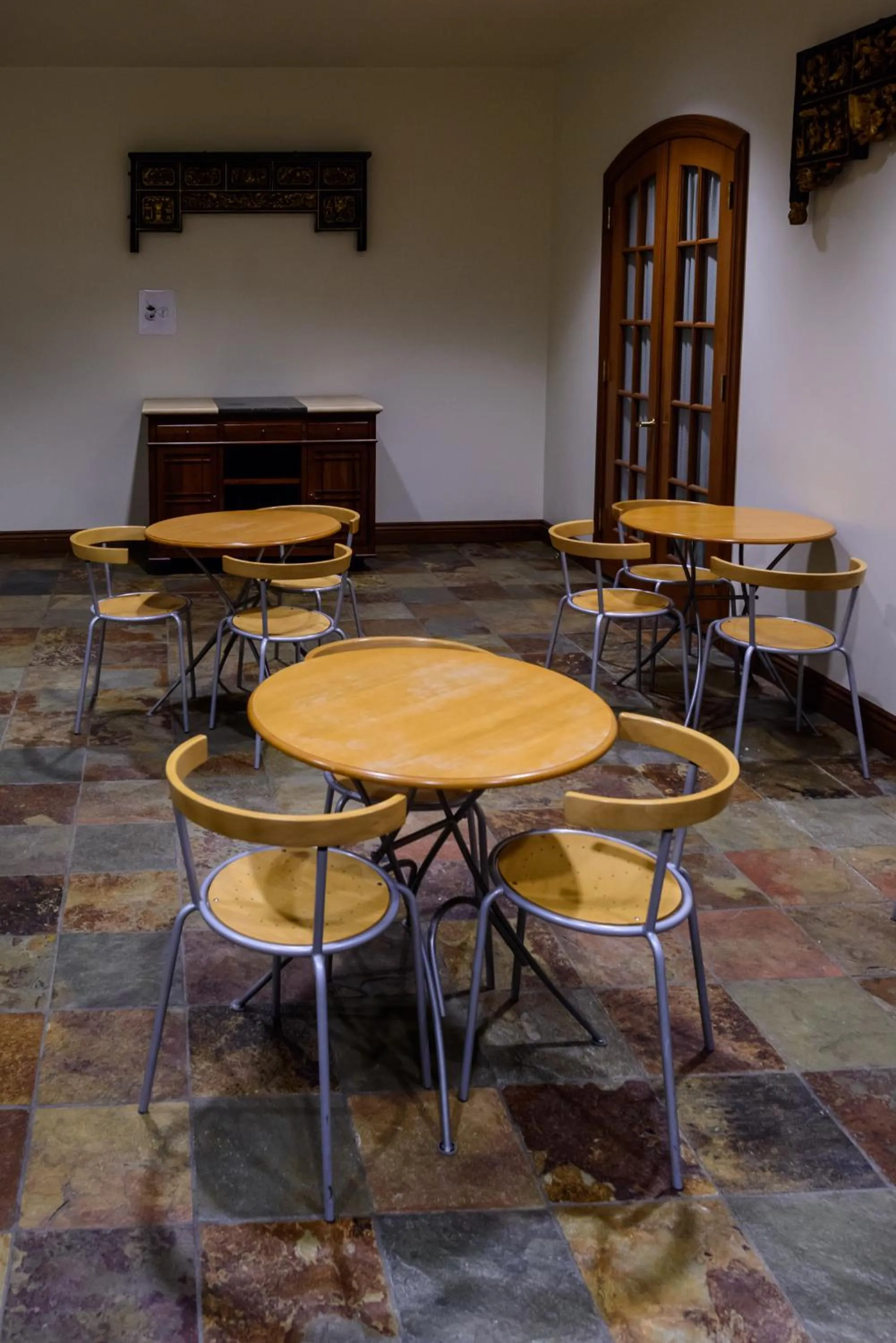 Restaurant/places to eat in SW Hotel