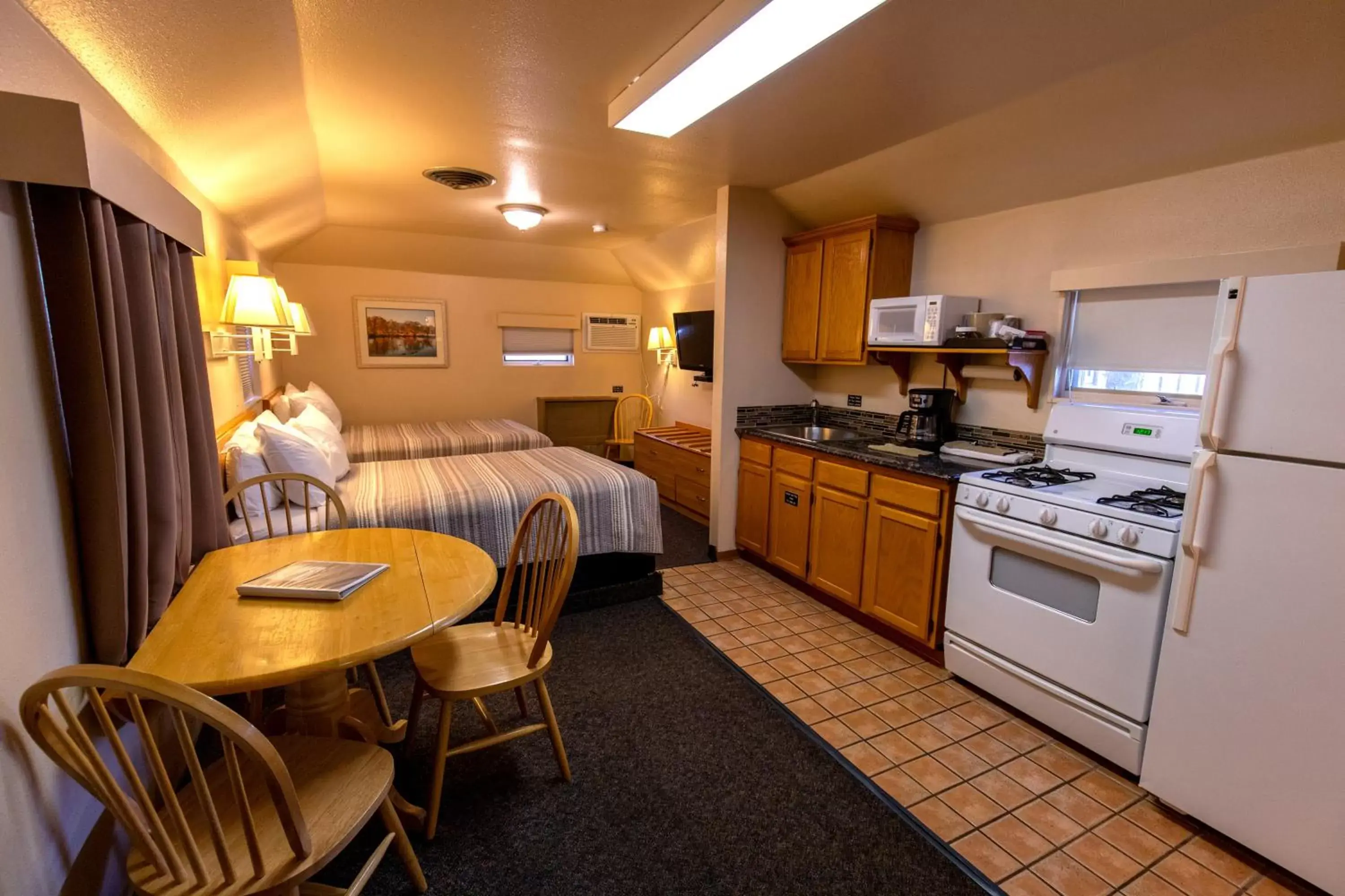 Kitchen/Kitchenette in Woodland Motel