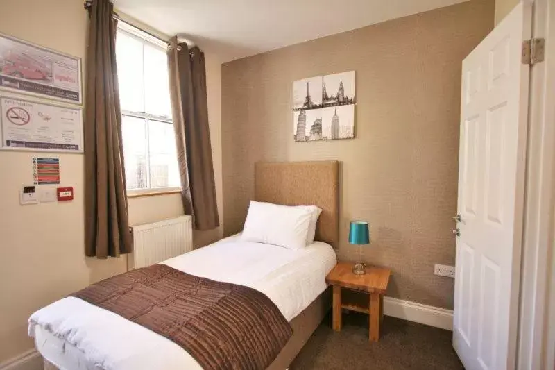 Bed in Central Studios Gloucester Place by Roomsbooked