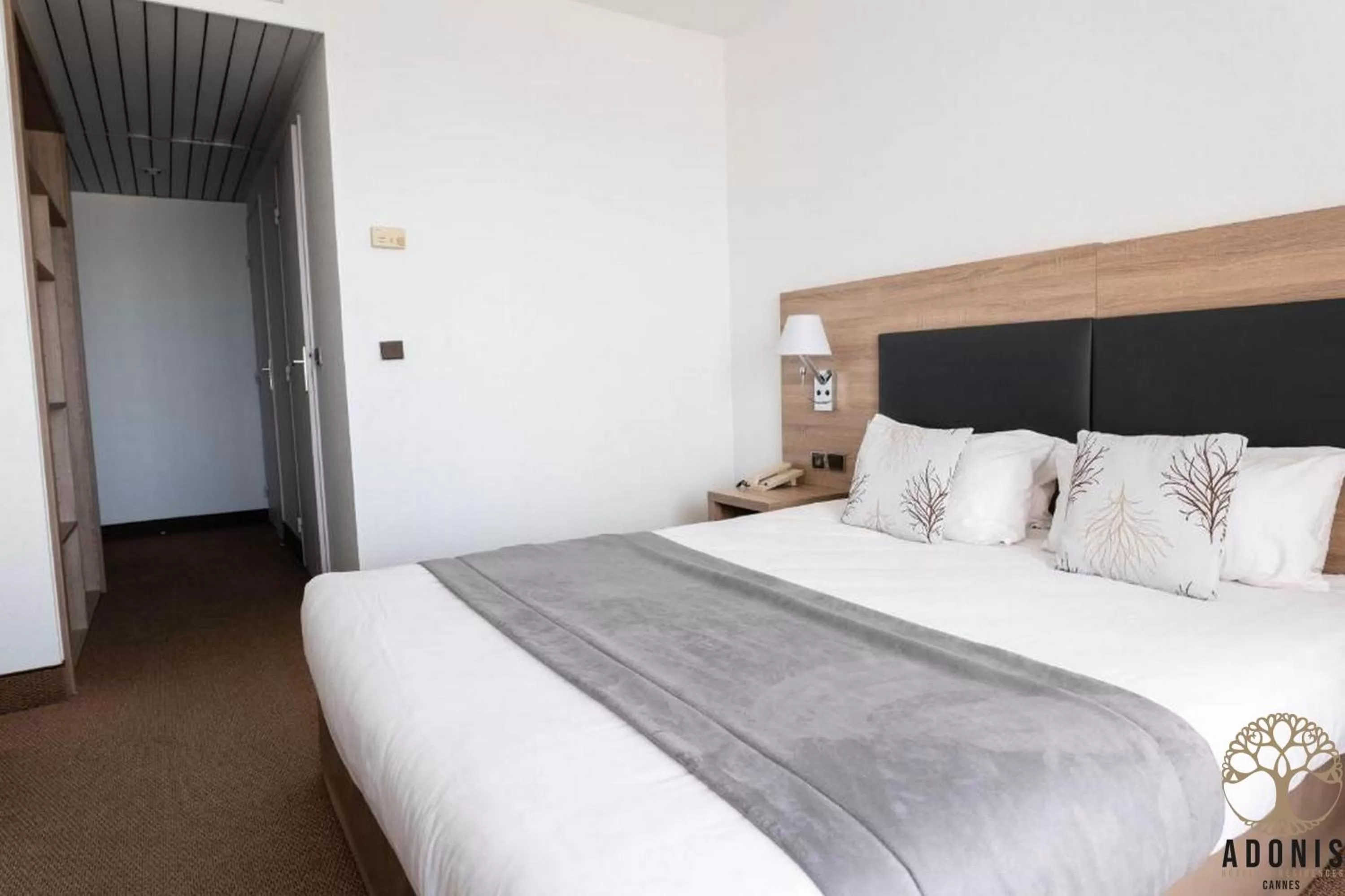 Bedroom in Adonis Cannes - Hôtel Thomas