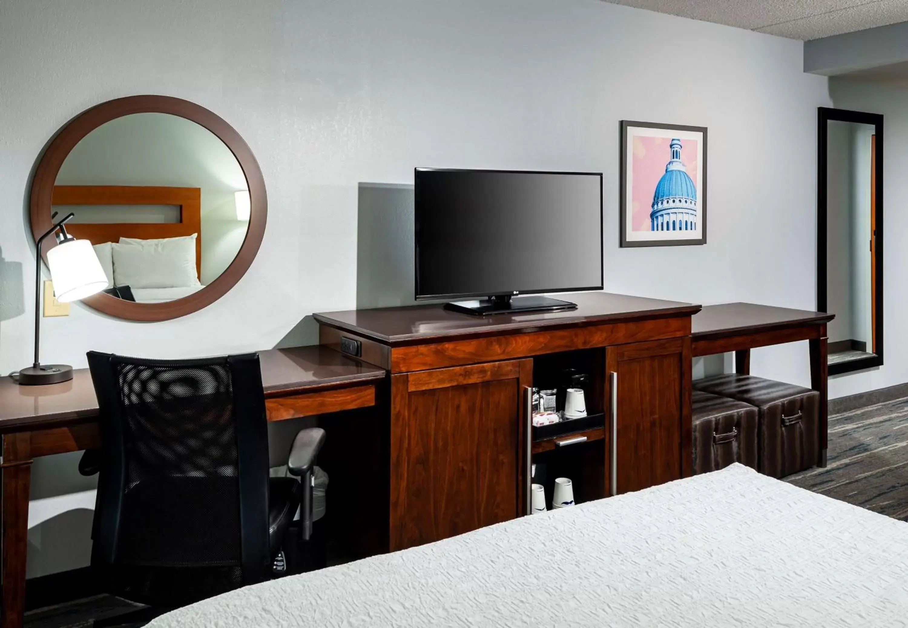 Bedroom, TV/Entertainment Center in Hampton Inn & Suites St. Louis at Forest Park