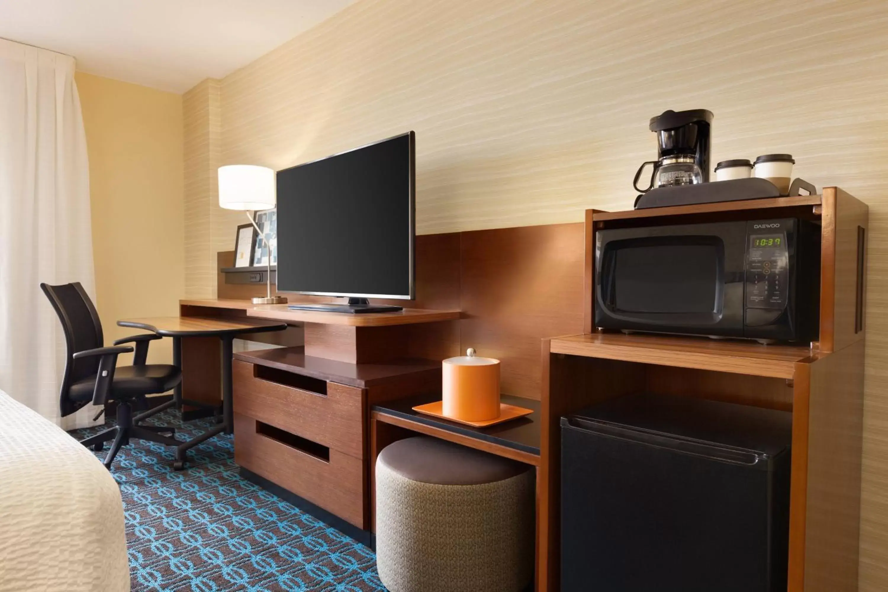 Photo of the whole room, TV/Entertainment Center in Fairfield Inn Philadelphia Valley Forge/King of Prussia