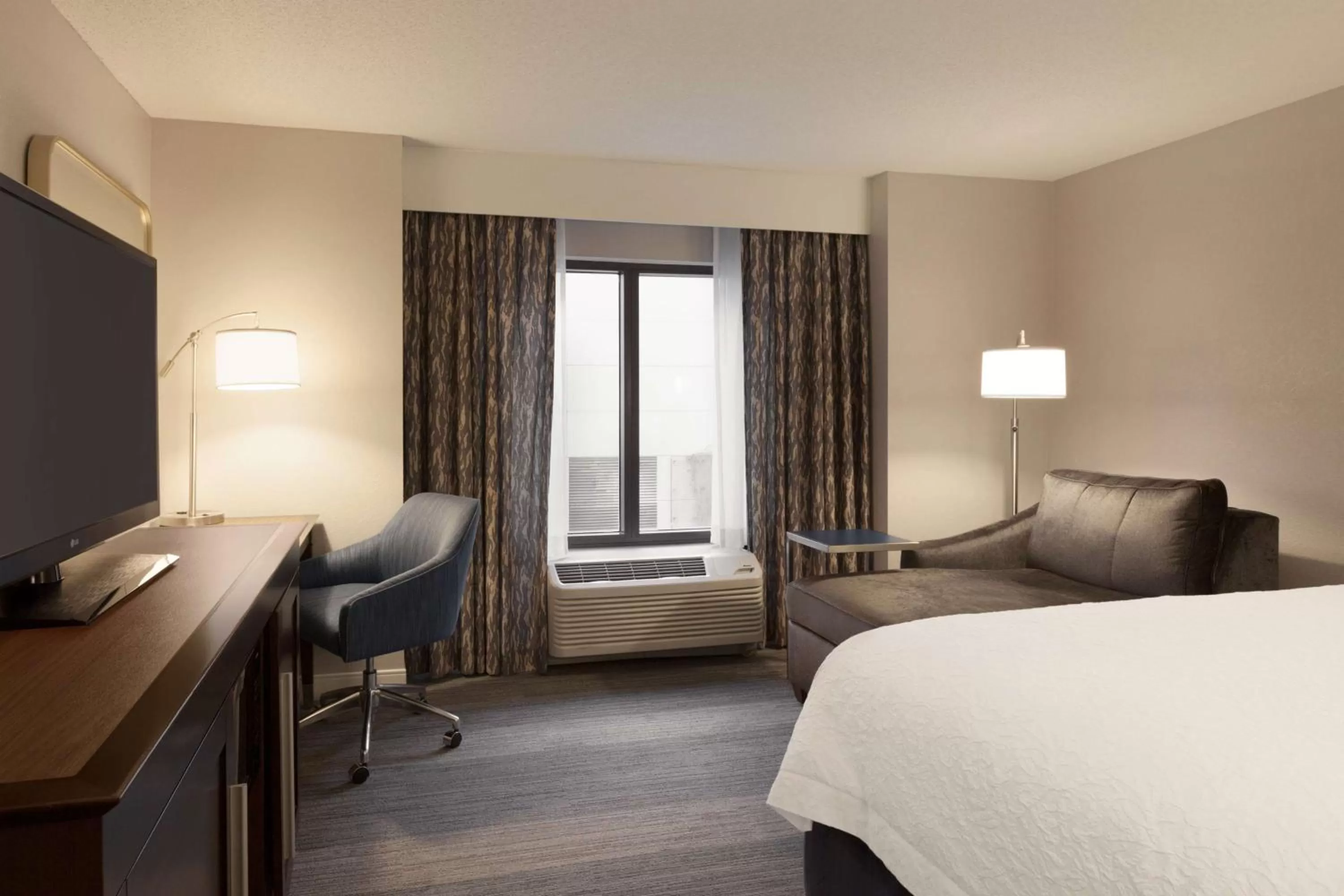 Bedroom, Bed in Hampton Inn & Suites Nashville-Downtown