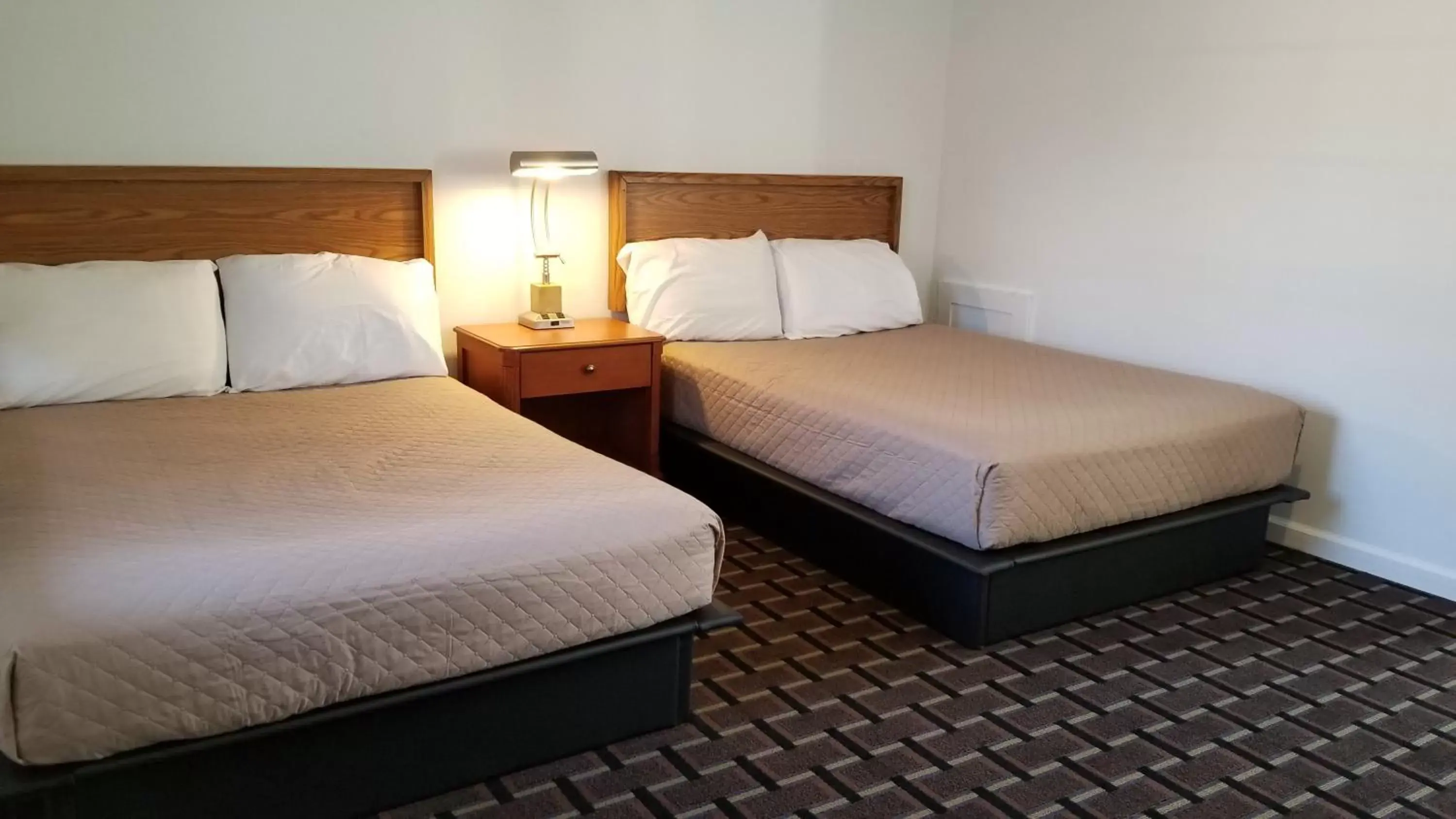 Bedroom, Bed in Budget Inn Breezewood