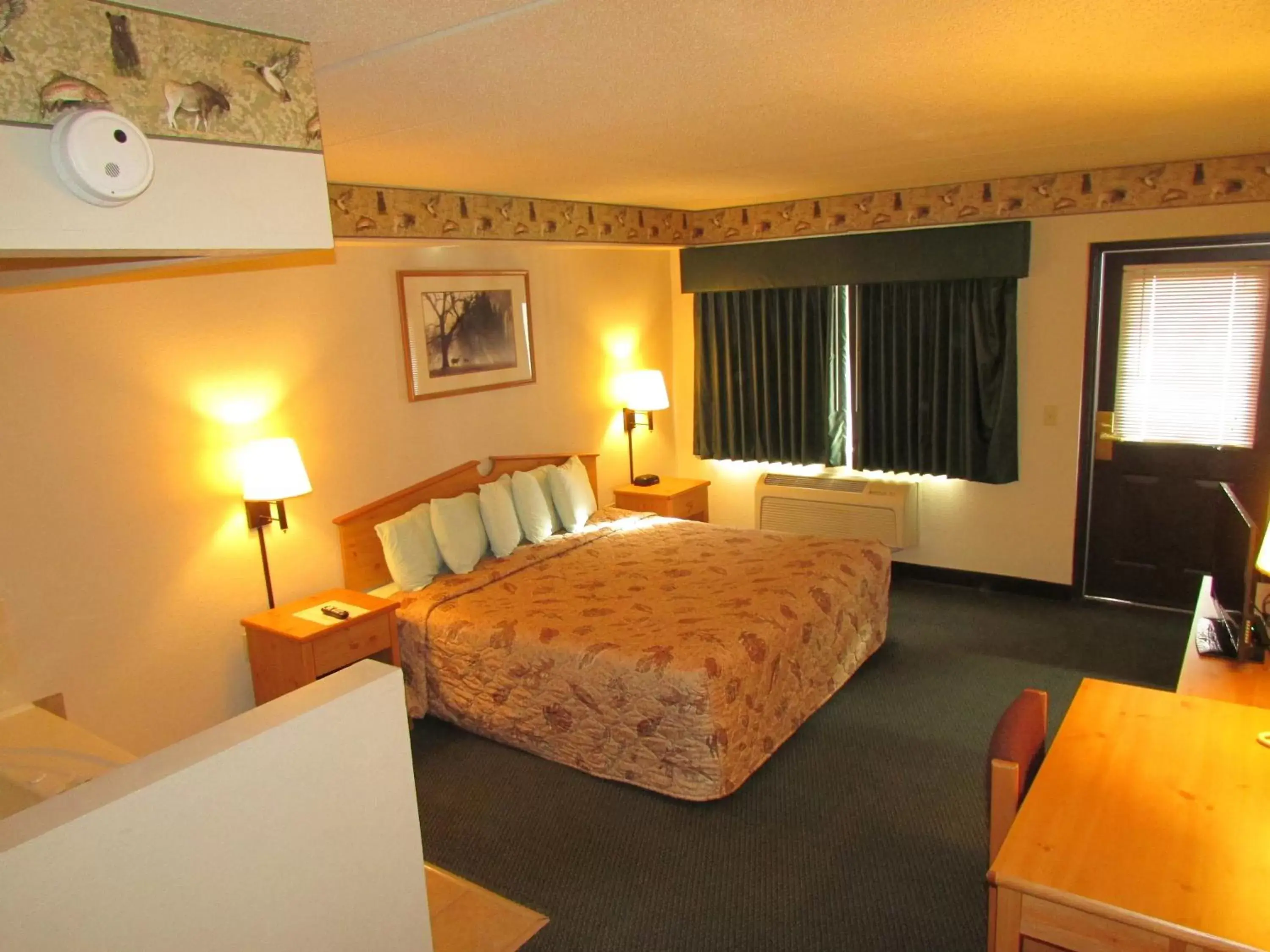 King Suite with Spa Bath and Patio in AmeriVu Inn & Suites