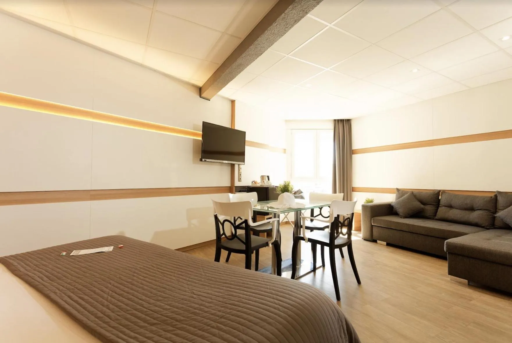 Communal lounge/ TV room in The Originals Boutique, Hôtel Neptune, Montpellier Sud