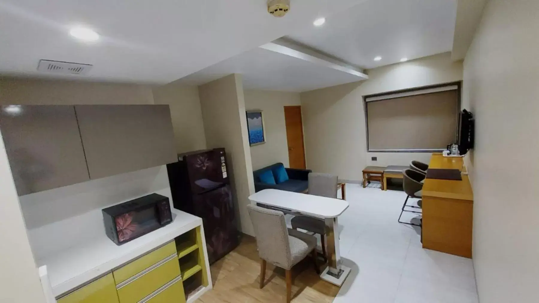 TV and multimedia, TV/Entertainment Center in Hotel Suba Elite