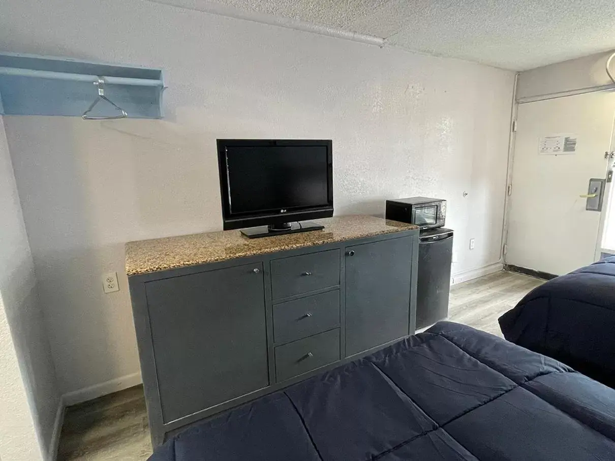 TV and multimedia, TV/Entertainment Center in Budgetel Chattanooga