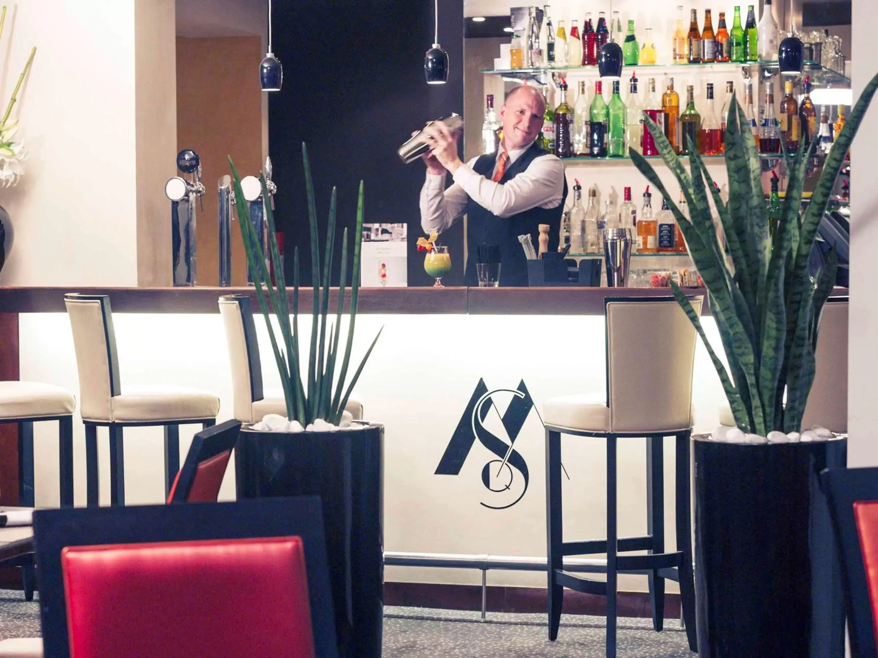 Lounge or bar in Mercure Maurepas Saint Quentin