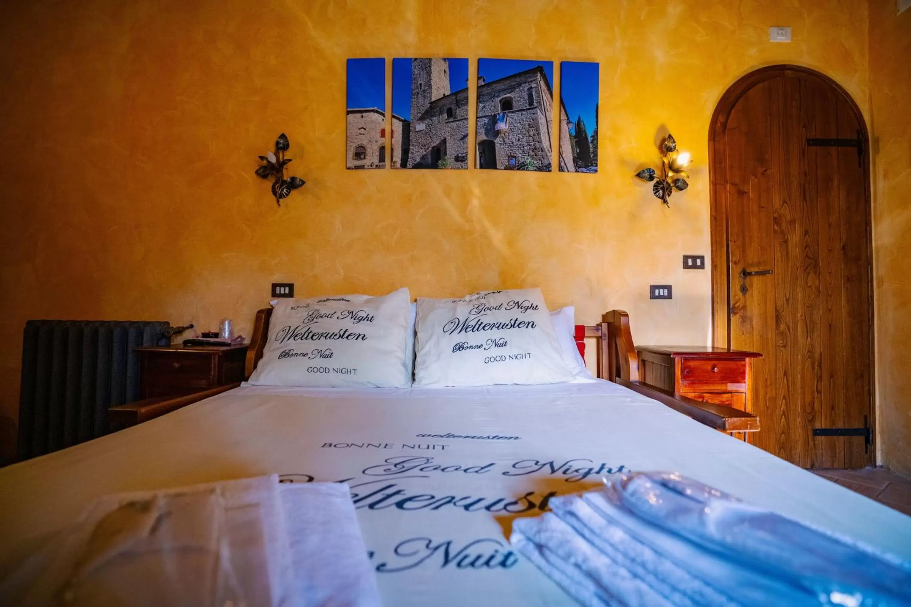 Photo of the whole room, Bed in Castello Di Giomici