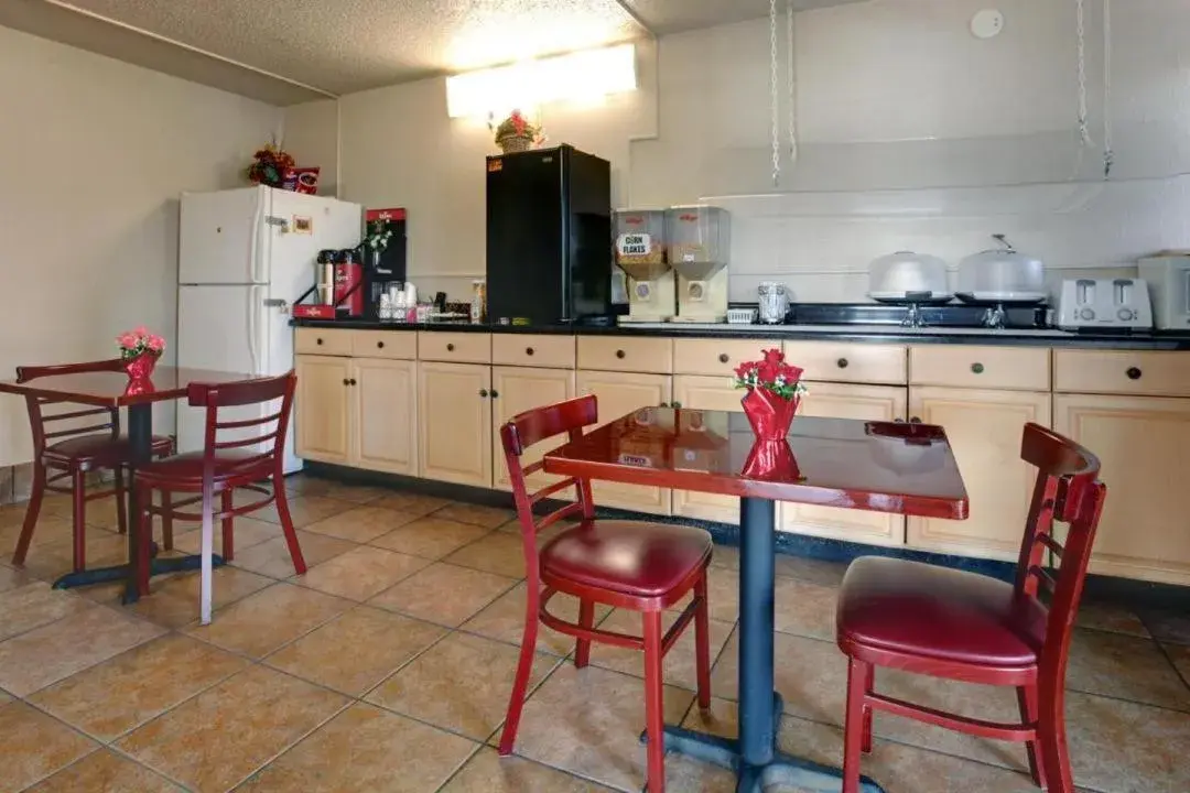 Restaurant/places to eat, Kitchen/Kitchenette in Americas Best Value Inn Alachua