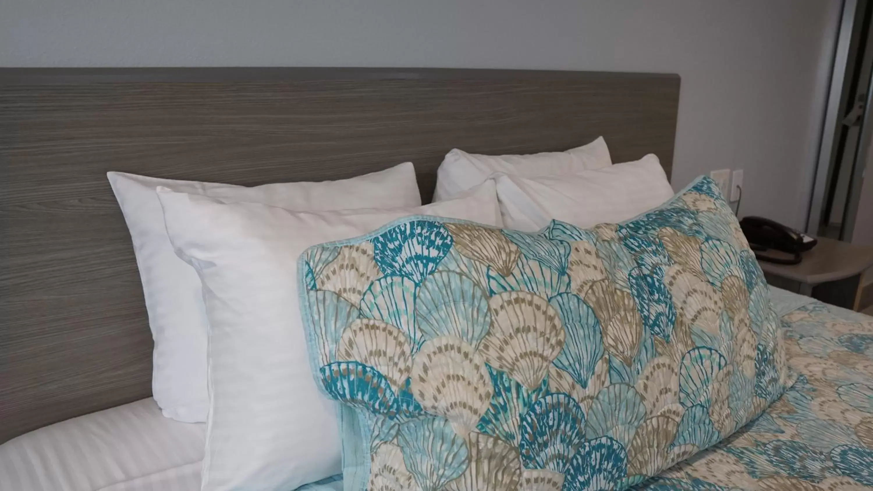 Bed in Surf City Inn Bed in Surf City Inn