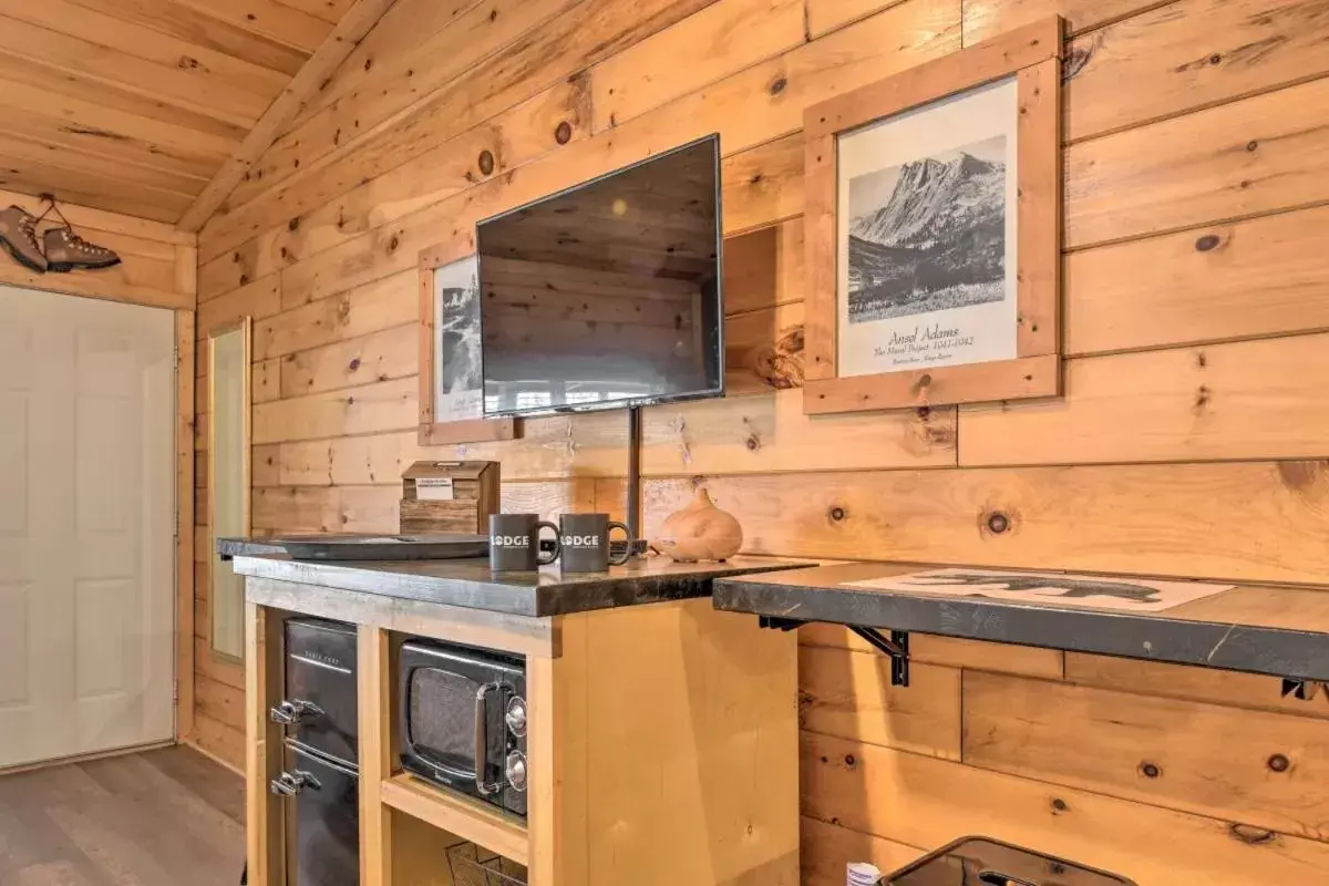 Kitchen/Kitchenette in The Lodge Nantahala River