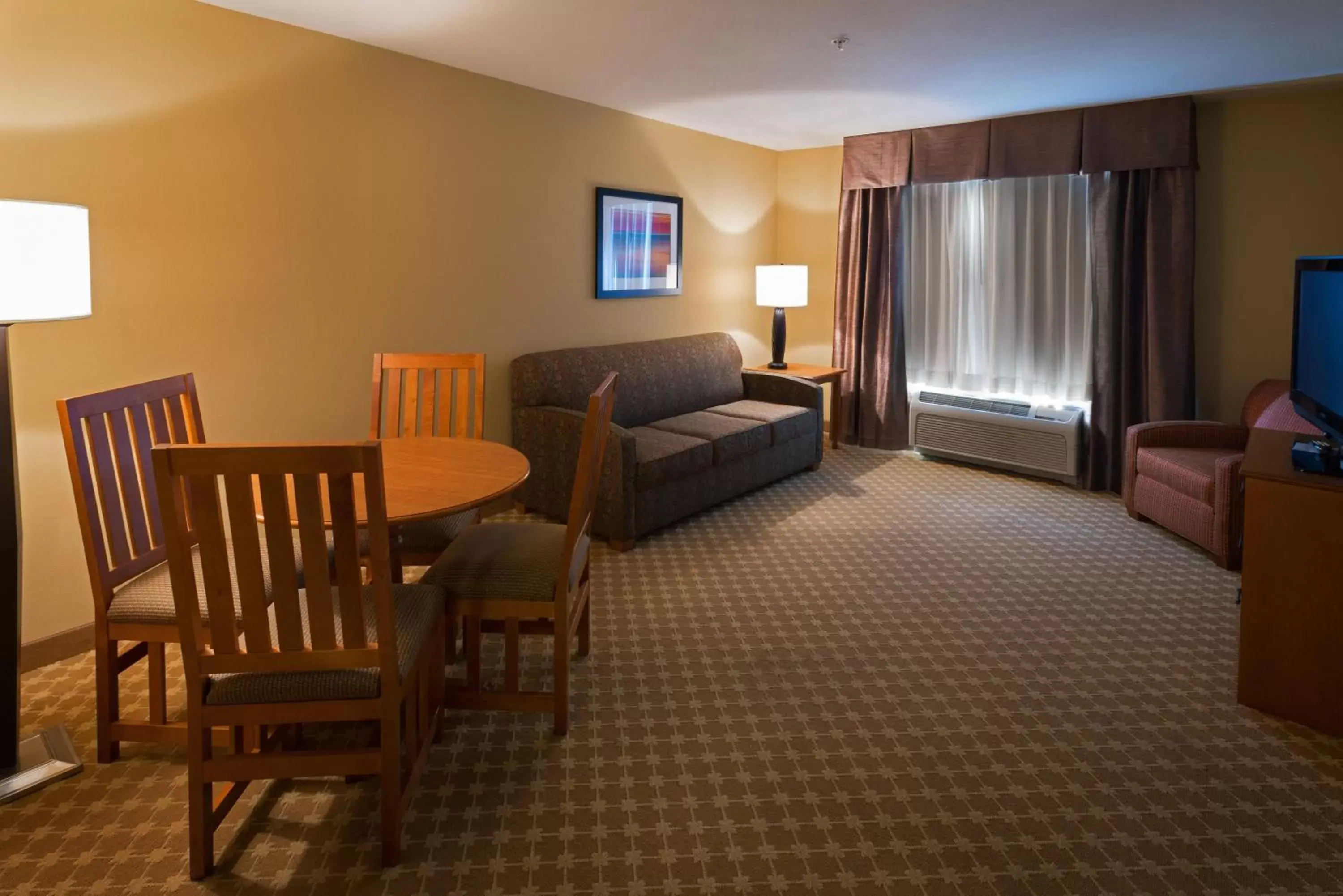 Photo of the whole room, Seating Area in Holiday Inn Express Hotel & Suites Chicago West Roselle, an IHG Hotel